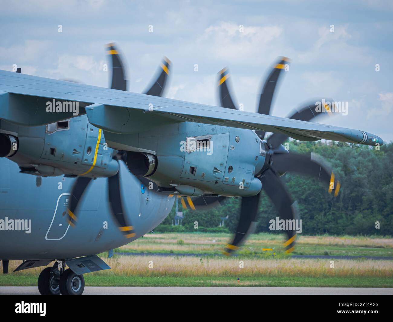 Ein Luftwaffe Airbus A400M während einer NATO-Übung: Moderne Militärtransportflugzeuge in Tarnlackierung, Start von einer Feldlandebahn, Loa Stockfoto