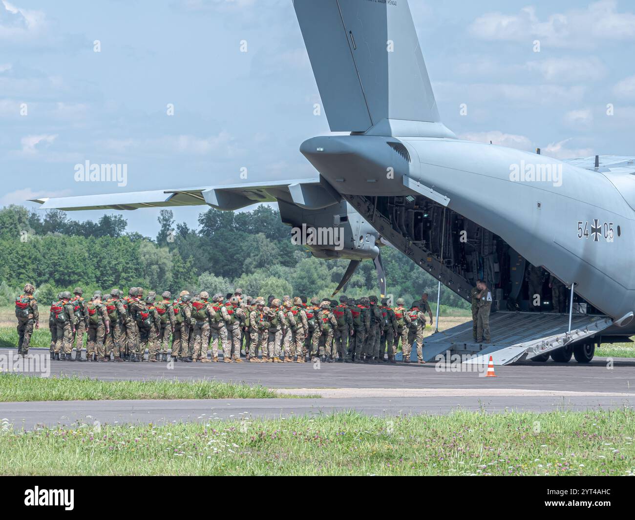 Deutsche Fallschirmjäger besteigen einen Airbus A400M während einer NATO-Übung: Soldaten in voller Ausrüstung, Vorbereitung auf eine Luftlandeoperation, koordinierter Einstieg ins Flugzeug Stockfoto