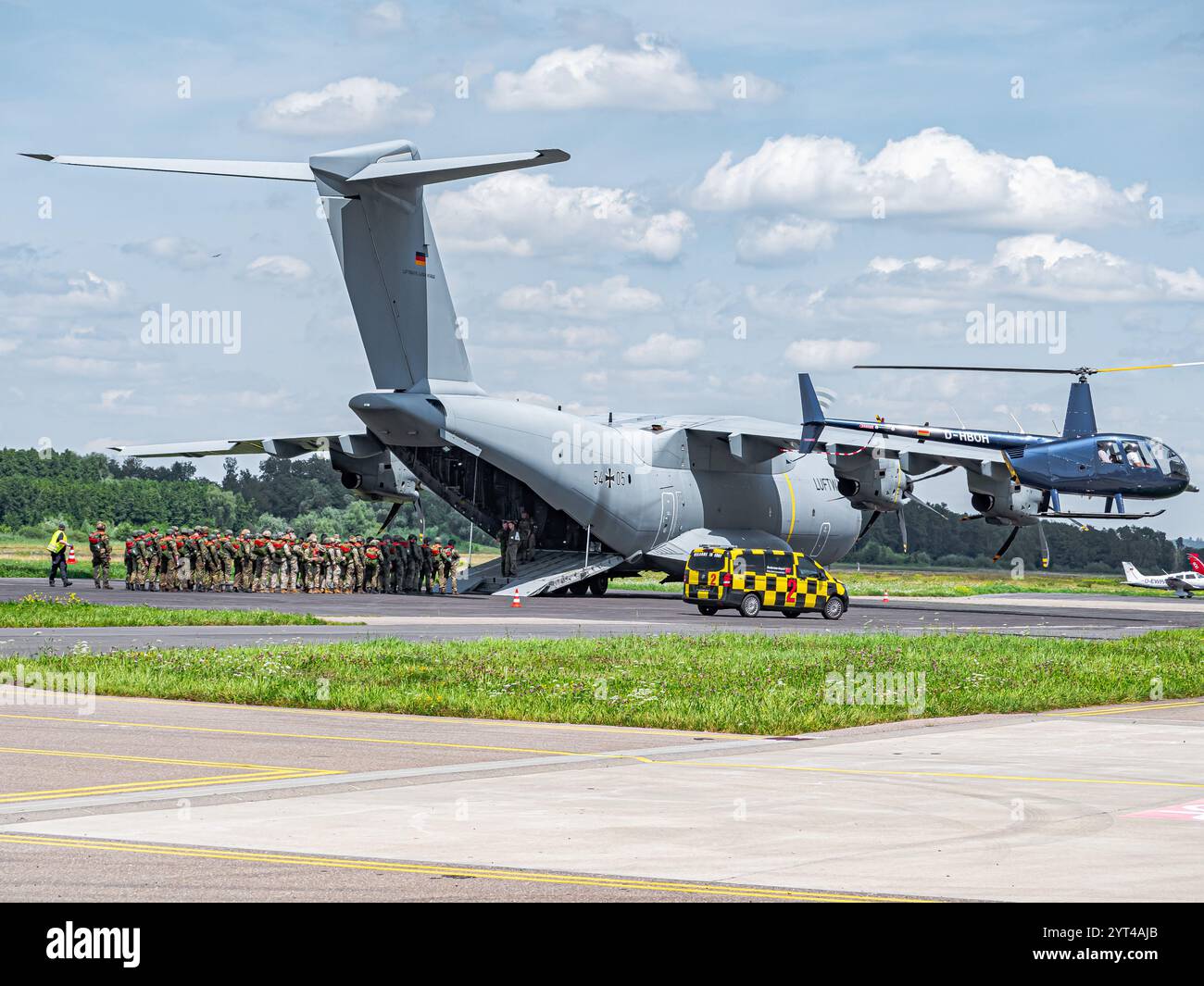 Deutsche Fallschirmjäger besteigen einen Airbus A400M während einer NATO-Übung: Soldaten in voller Ausrüstung, Vorbereitung auf eine Luftlandeoperation, koordinierter Einstieg ins Flugzeug Stockfoto