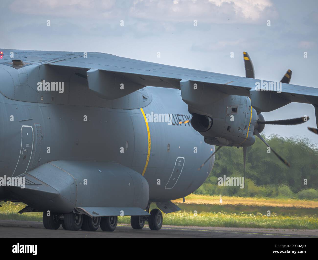 Ein Luftwaffe Airbus A400M während einer NATO-Übung: Moderne Militärtransportflugzeuge in Tarnlackierung, Start von einer Feldlandebahn, Loa Stockfoto