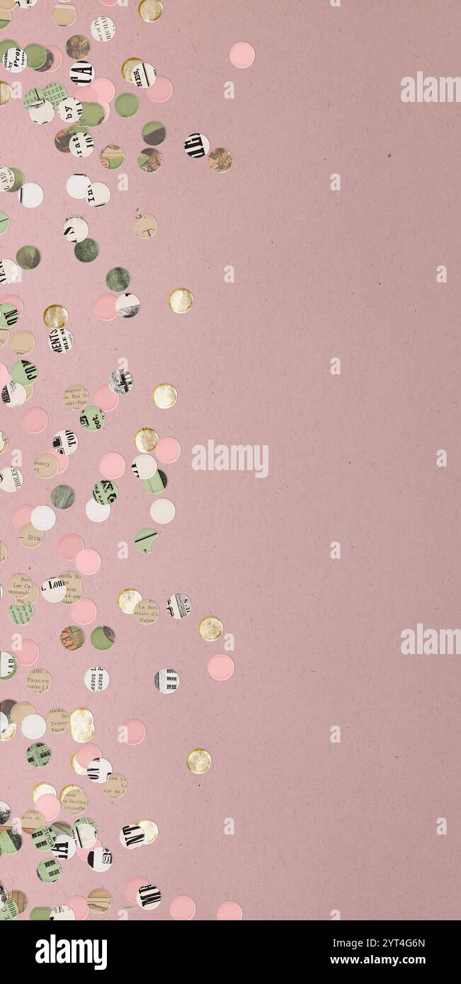 Recyclingpapier-Konfetti auf staubrosa Hintergrund-Banner Stockfoto