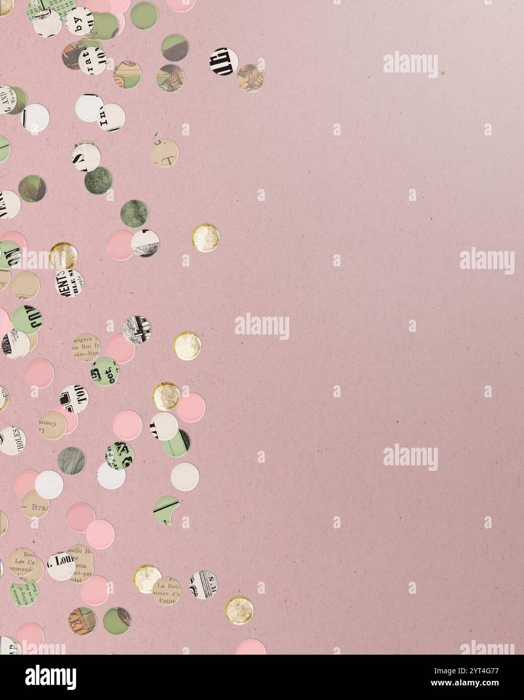 Recyclingpapier-Konfetti auf staubrosa Hintergrund-Banner Stockfoto