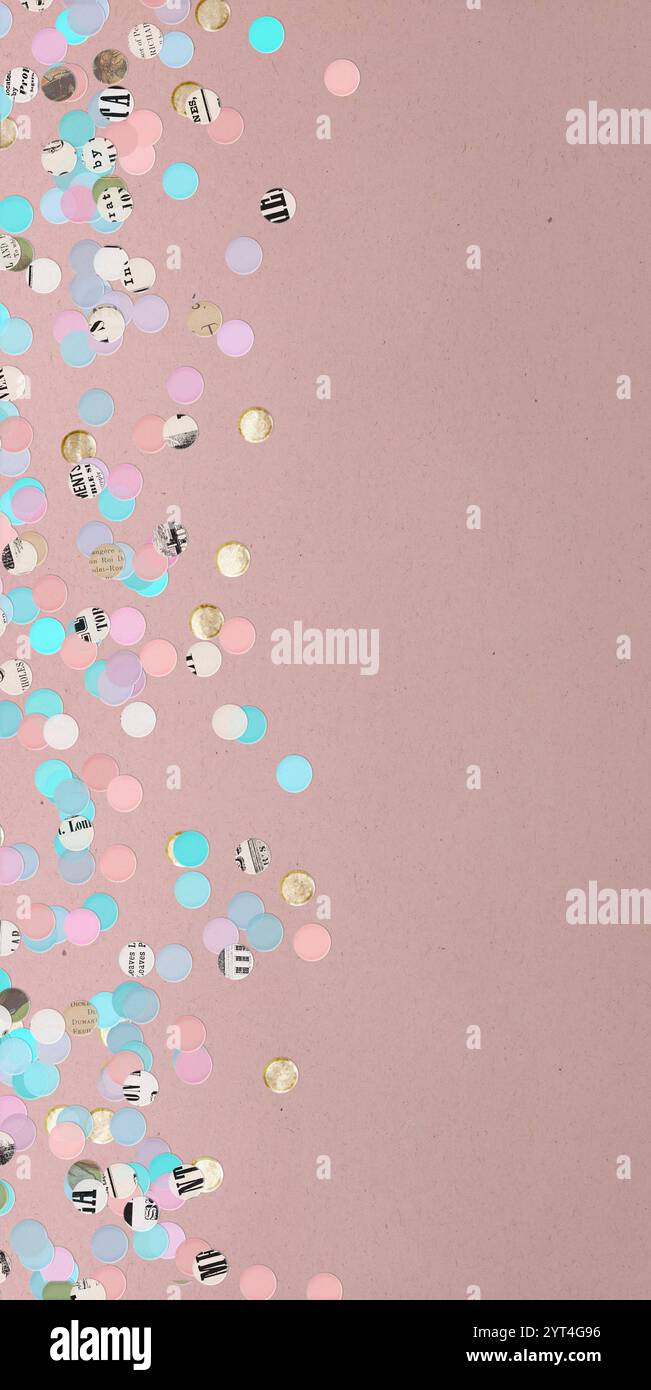Recyclingpapier-Konfetti auf staubrosa Hintergrund-Banner Stockfoto