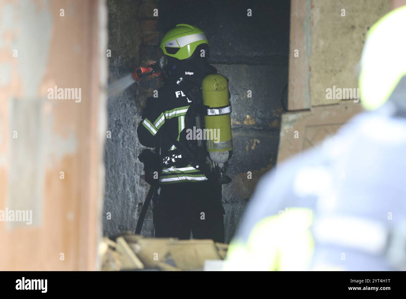 Leipzig - Feuerwehreinsatz in Gohlis: Unrat brennt in vermüllter Garage 27.11.2024 gegen 14,45 Uhr Leipzig-Gohlis, Lindenthaler Straße zu einem Feuerwehreinsatz kam es am Mittwochnachmittag in Leipzig-Gohlis. Nach ersten Angaben der Feuerwehr brannte es in einer vermüllten Garage, wodurch eine deutliche Rauchwolke über dem Gebäude an der Ecke Lindenthaler-/Georg-Schumann-Straße zu sehen war. Passanten alarmierten die Feuerwehr über den Notruf, die mit einem Löschzug anrückte. Unter Atemschutz gehen die Feuerwehrleute gegen die Flammen vor und löschten sie mit Wasser. Wie es zu dem Brand komme Stockfoto