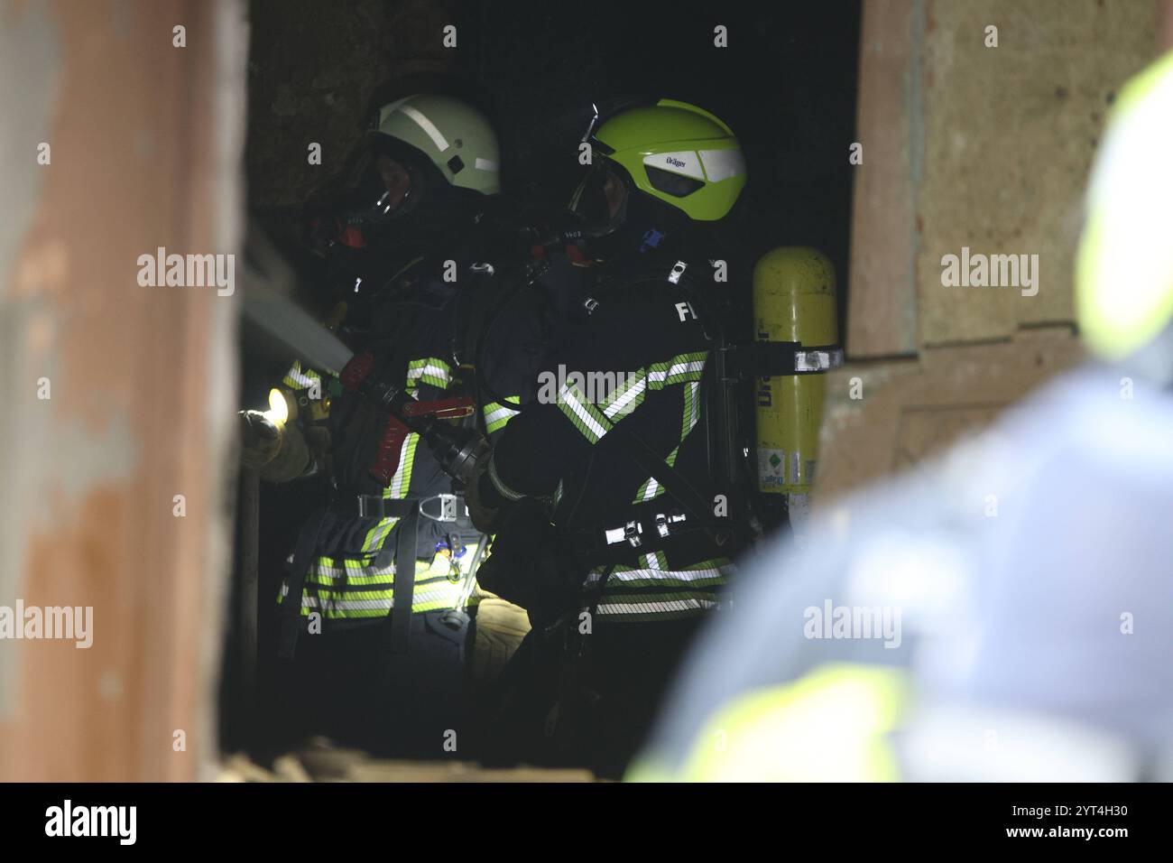 Leipzig - Feuerwehreinsatz in Gohlis: Unrat brennt in vermüllter Garage 27.11.2024 gegen 14,45 Uhr Leipzig-Gohlis, Lindenthaler Straße zu einem Feuerwehreinsatz kam es am Mittwochnachmittag in Leipzig-Gohlis. Nach ersten Angaben der Feuerwehr brannte es in einer vermüllten Garage, wodurch eine deutliche Rauchwolke über dem Gebäude an der Ecke Lindenthaler-/Georg-Schumann-Straße zu sehen war. Passanten alarmierten die Feuerwehr über den Notruf, die mit einem Löschzug anrückte. Unter Atemschutz gehen die Feuerwehrleute gegen die Flammen vor und löschten sie mit Wasser. Wie es zu dem Brand komme Stockfoto