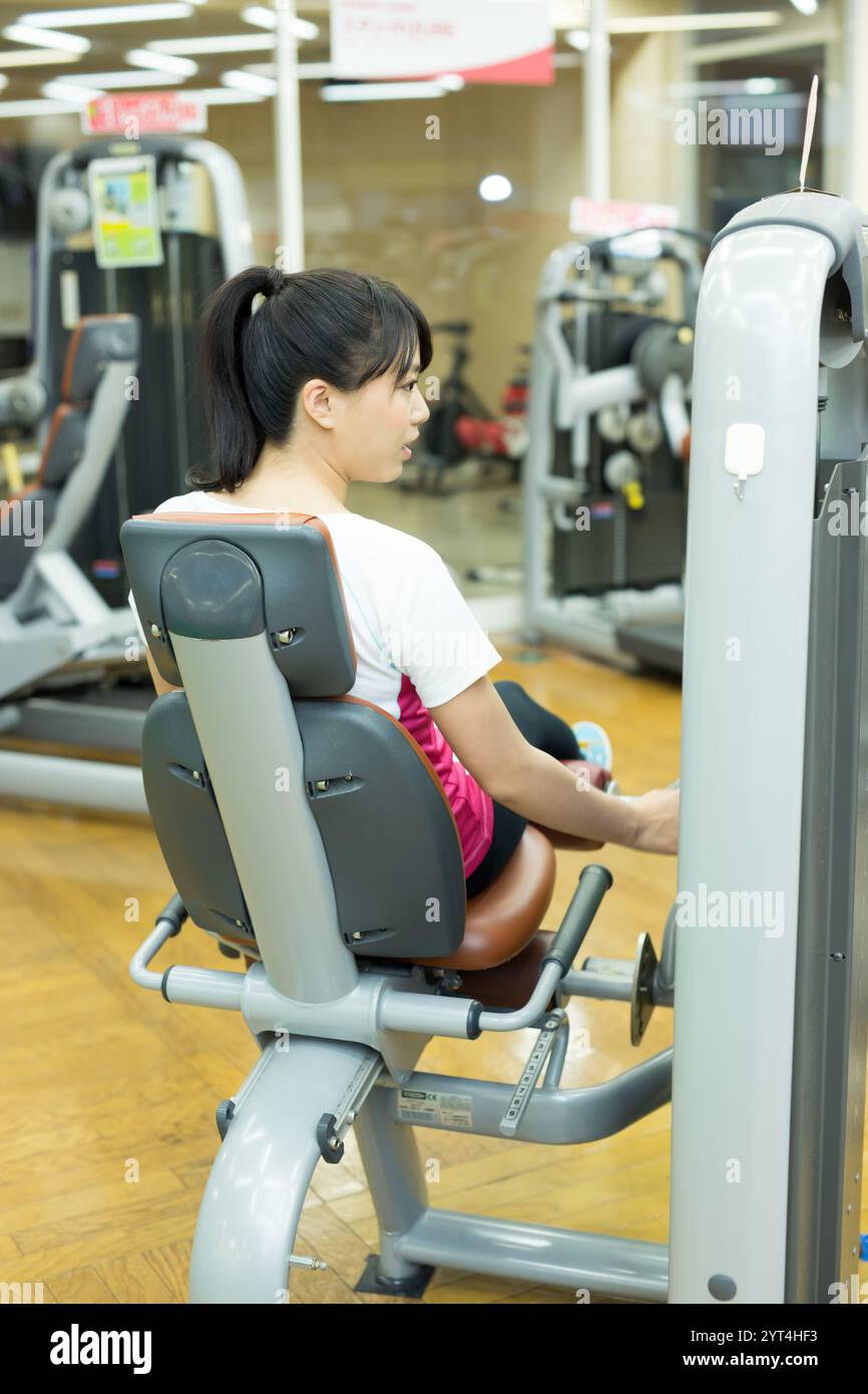 Junge Frauen, die Krafttraining in einem Sportstudio machen Stockfoto