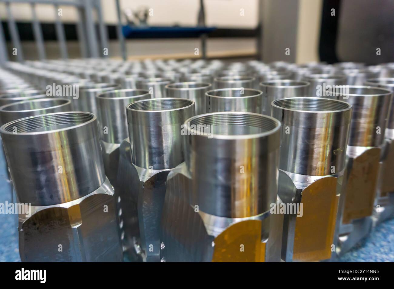 Metallkomponenten mit hochpräzisen Gewinde, Nahaufnahme CNC-bearbeiteter zylindrischer Teile, Präzisionsbearbeitung Stockfoto