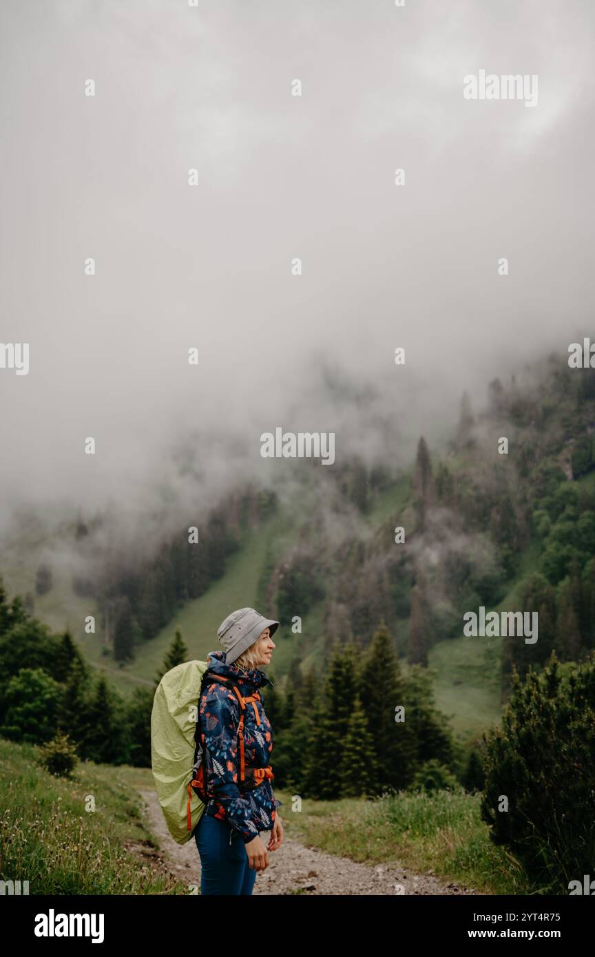 Eine Junge Frau Auf Dem Trekking Durch Die Nebelige Deutsche Alpenlandschaft Stockfoto