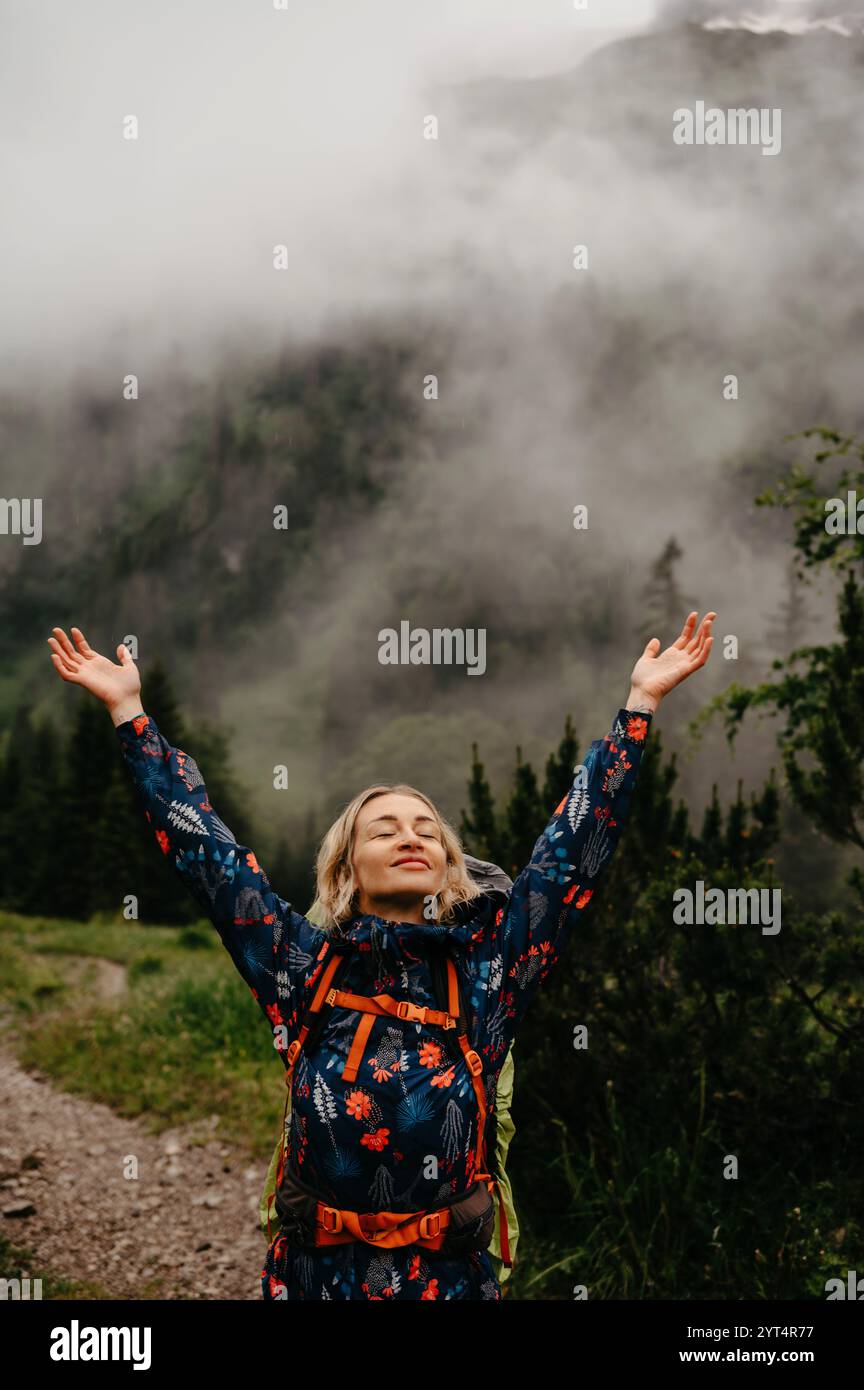 Wanderatmung in frischer Bergluft in nebeligen deutschen Alpen Stockfoto