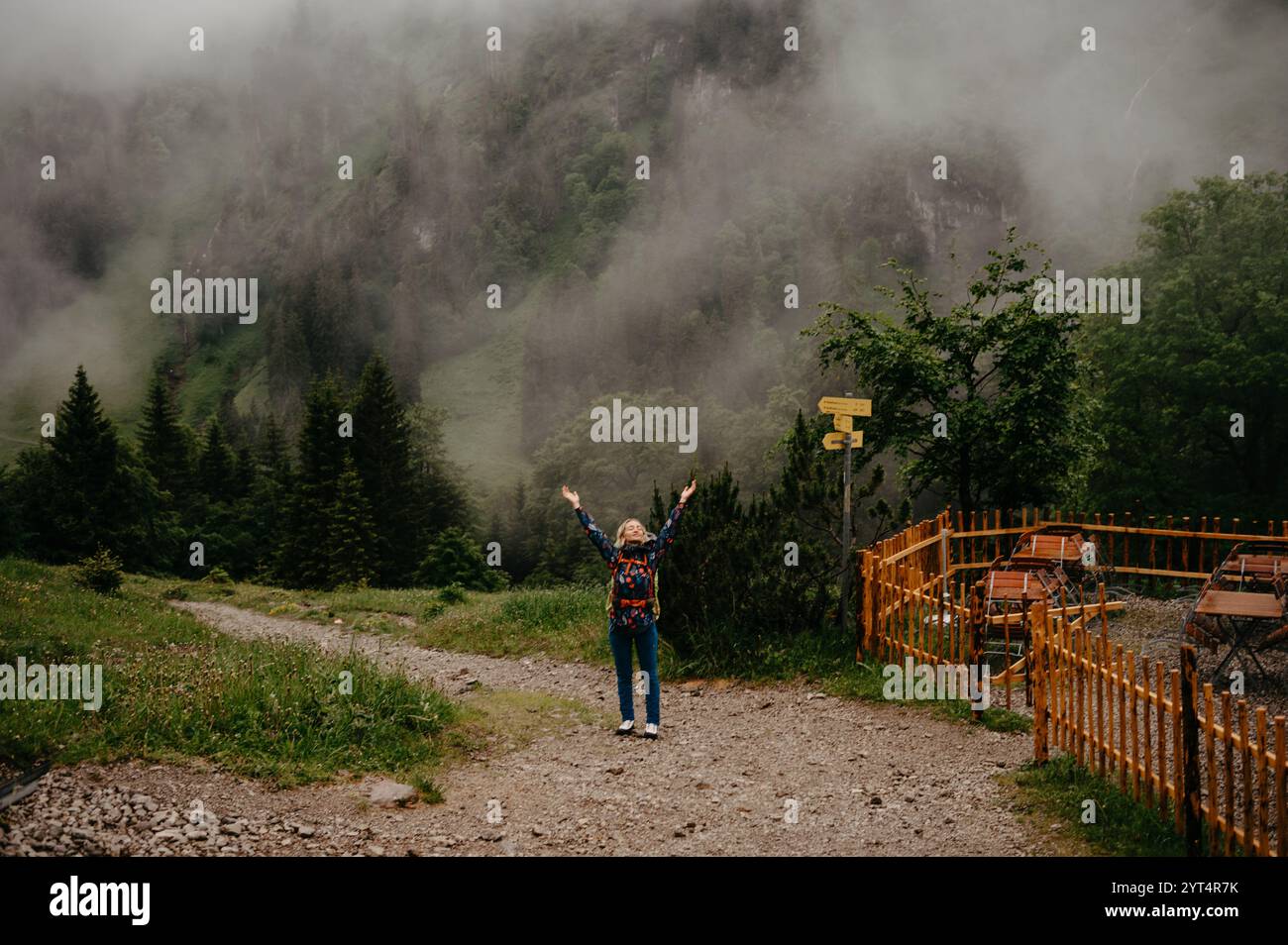 Wanderatmung in frischer Bergluft in nebeligen deutschen Alpen Stockfoto