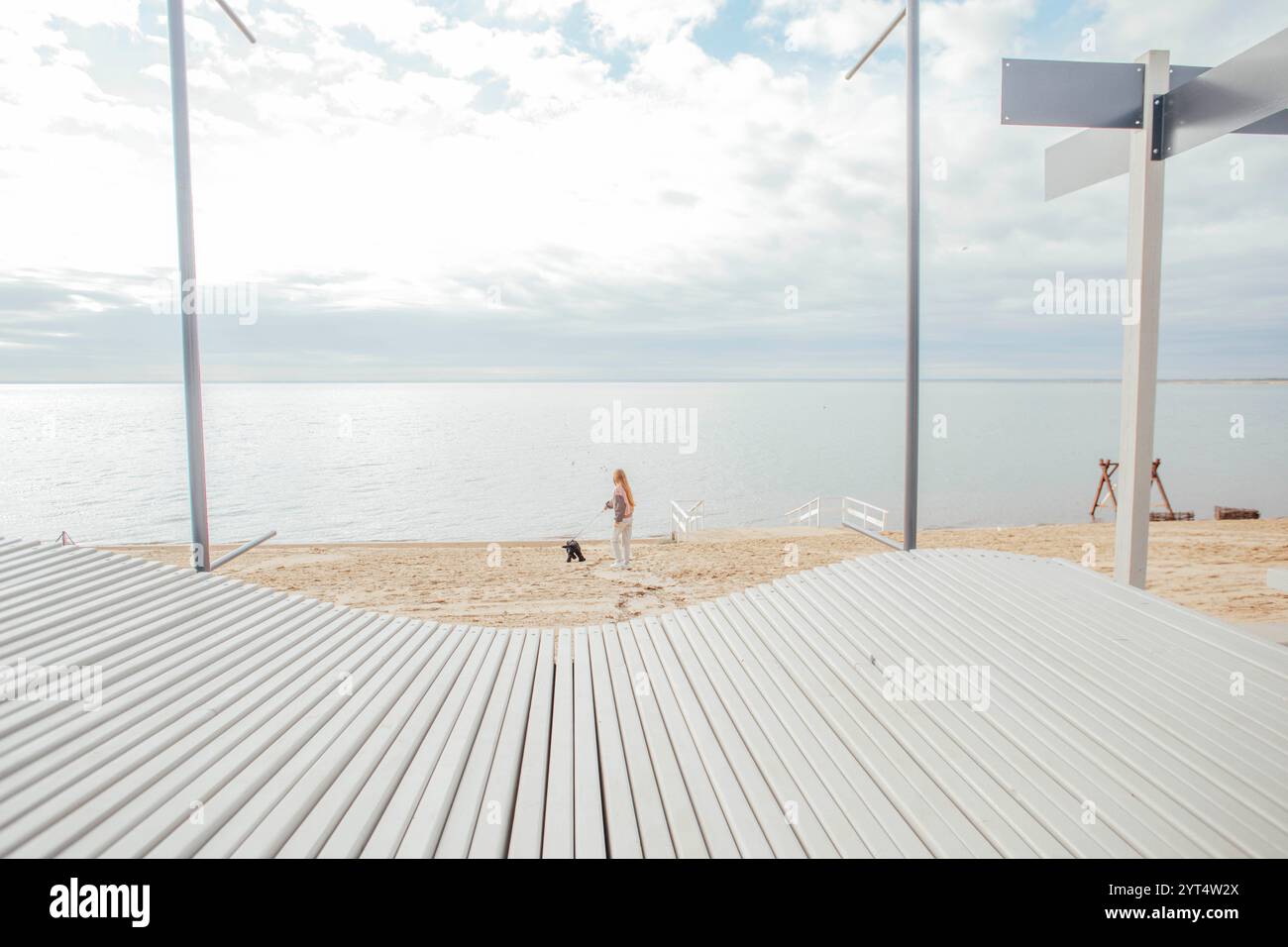 Rothaariges Mädchen mit Hund, ruhen Sie sich auf Wellness-Retreats aus Stockfoto