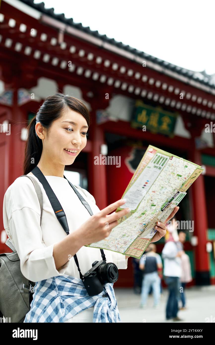 Frau, die sich eine Karte in Asakusa ansieht Stockfoto