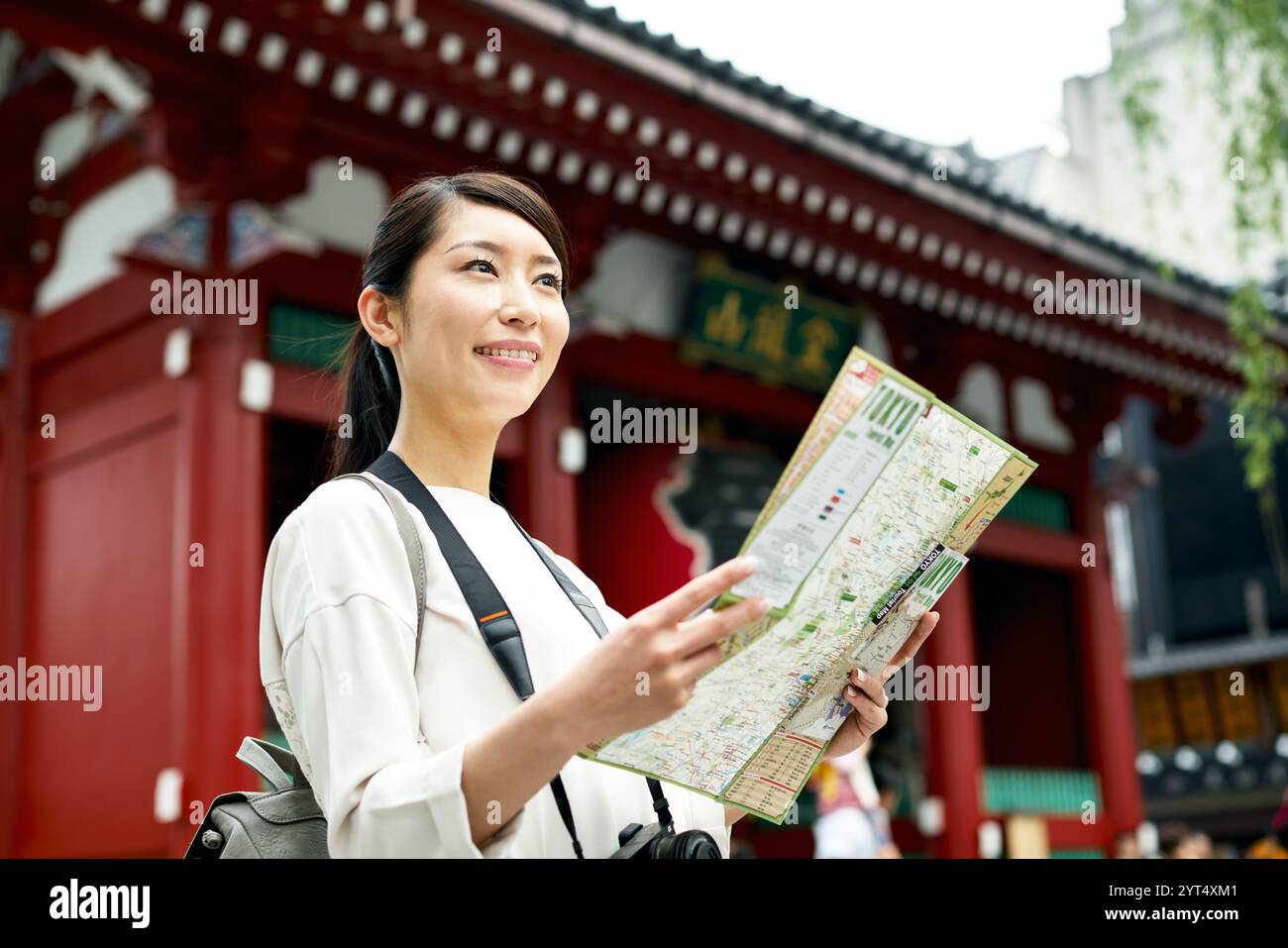 Frau, die sich eine Karte in Asakusa ansieht Stockfoto