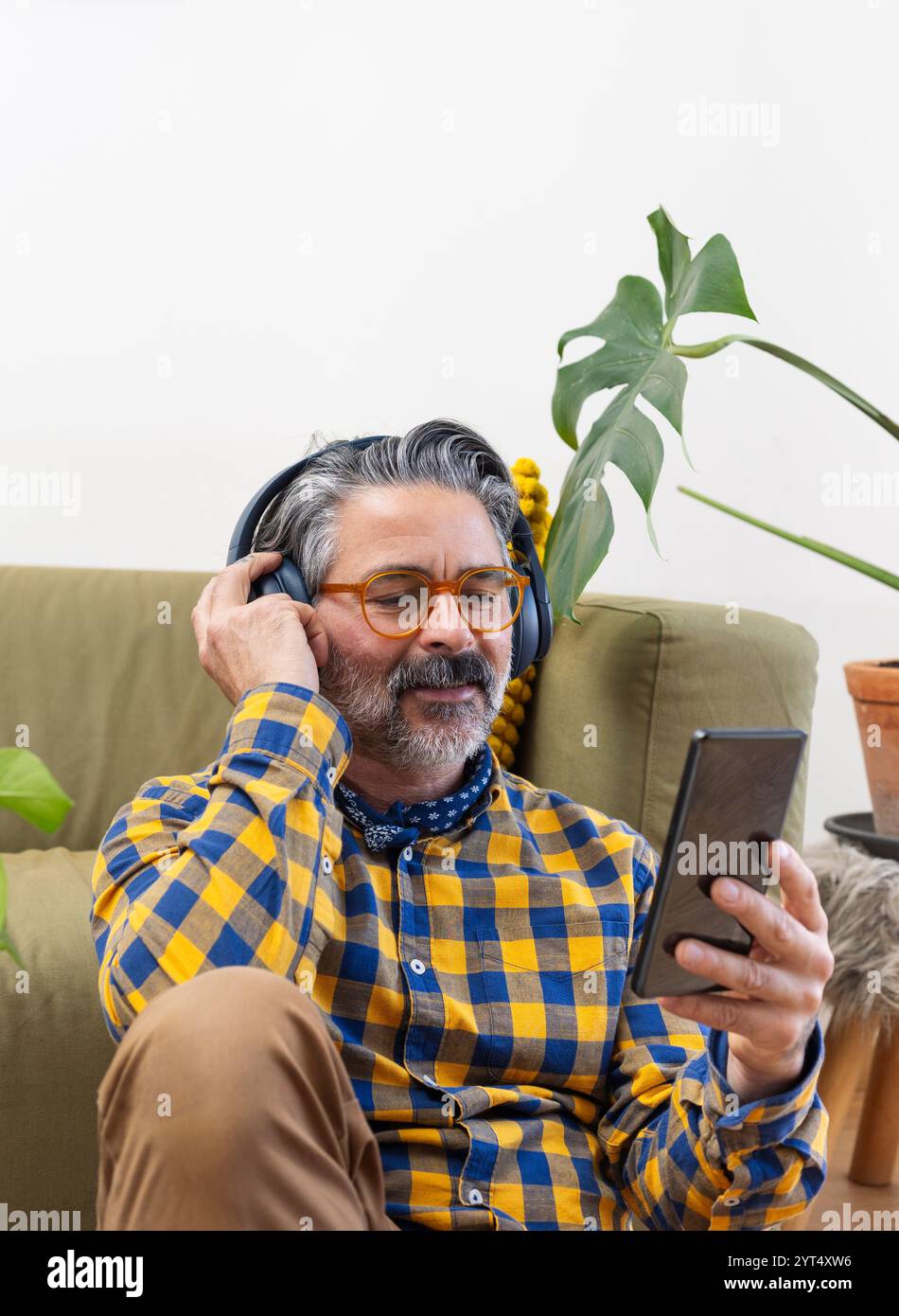 Der Mann hört Musik auf seinem Smartphone. Stockfoto