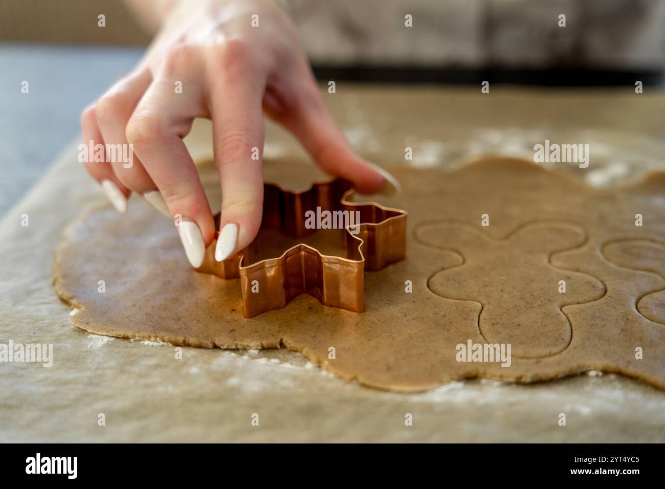 Lebkuchenkekse mit einem Cutter schneiden Stockfoto