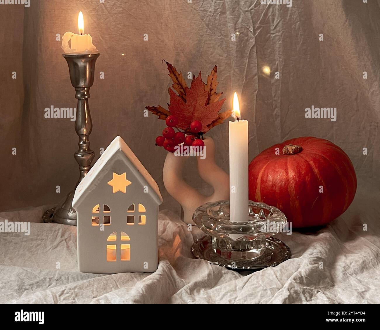 Kerzenhalter in Form eines Hauses, Herbststrauß, Kerzen und Kürbis Stockfoto