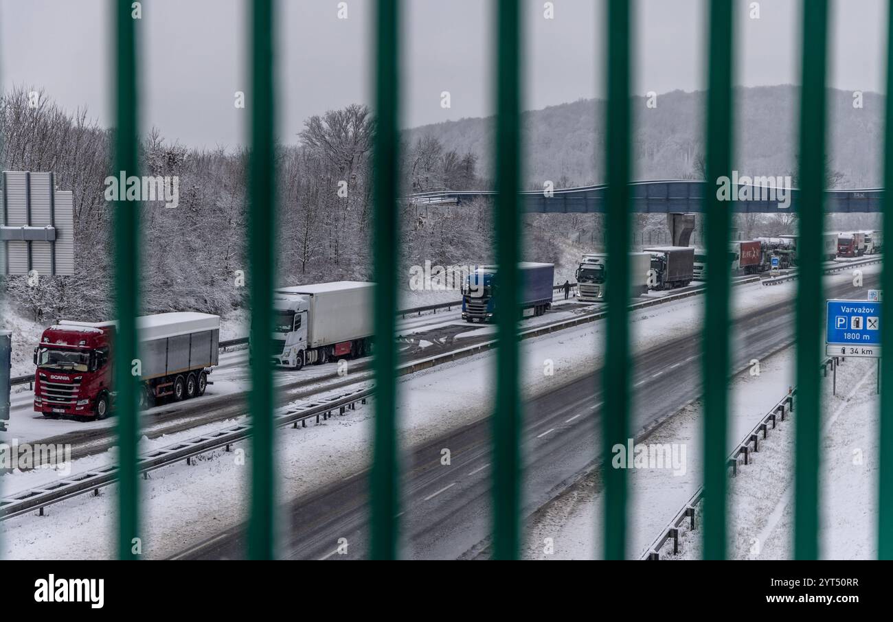 Tisa, Tschechische Republik. Dezember 2024. Die Autobahn D8 wurde aufgrund eines LKW-Unfalls nahe der deutschen Grenze gesperrt, Region Usti nad Labem, 6. Dezember 2024. Lange Warteschlangen bildeten sich (Foto) und die alternative Route durch das Dorf Tisa war unpassierbar. Quelle: Vojtech Hajek/CTK Photo/Alamy Live News Stockfoto