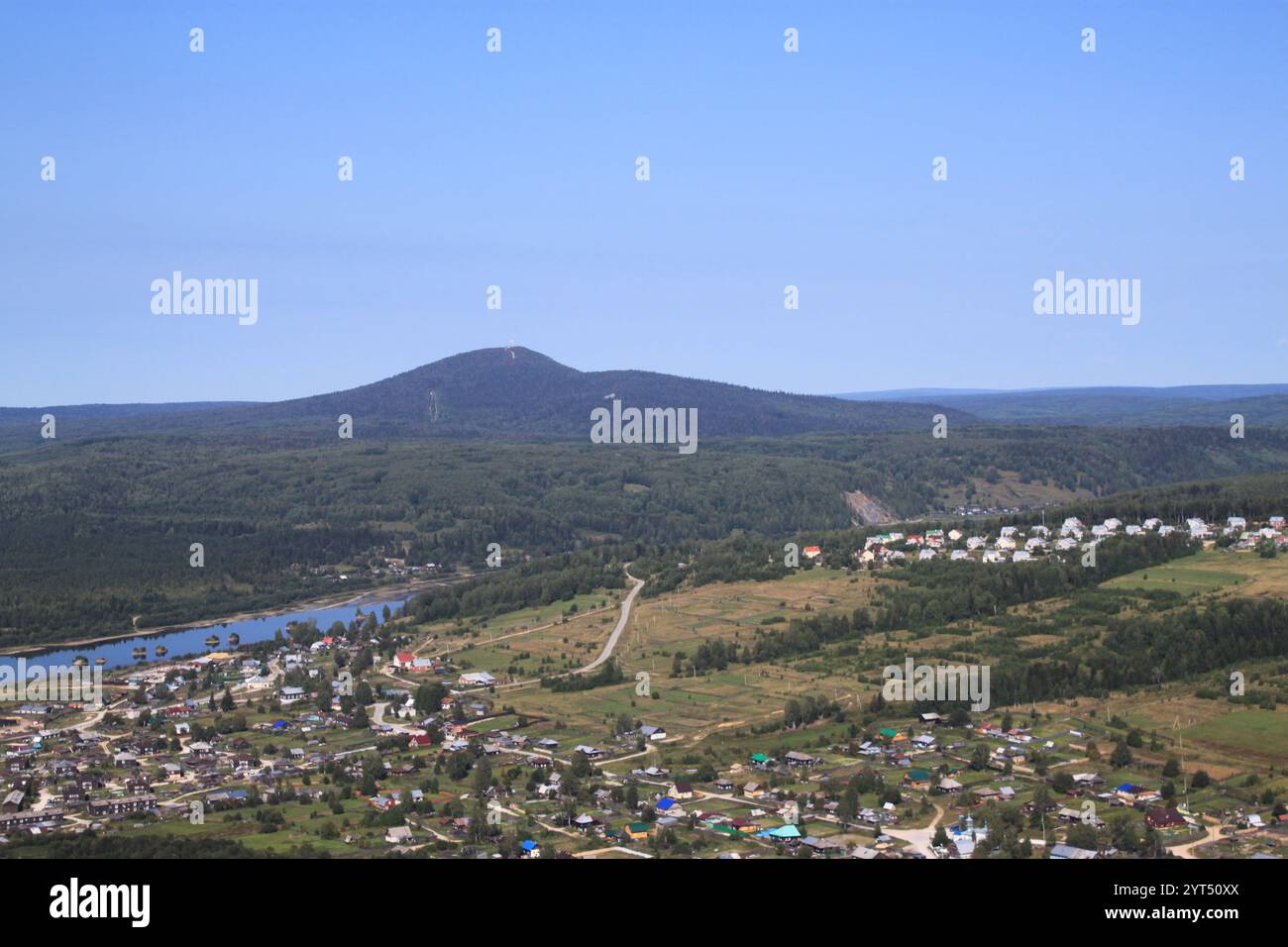 In der Ferne ist ein hoher Turm zu sehen Stockfoto