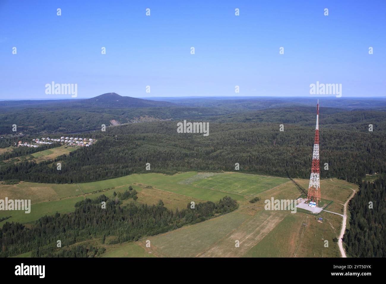 In der Ferne ist ein hoher Turm zu sehen Stockfoto