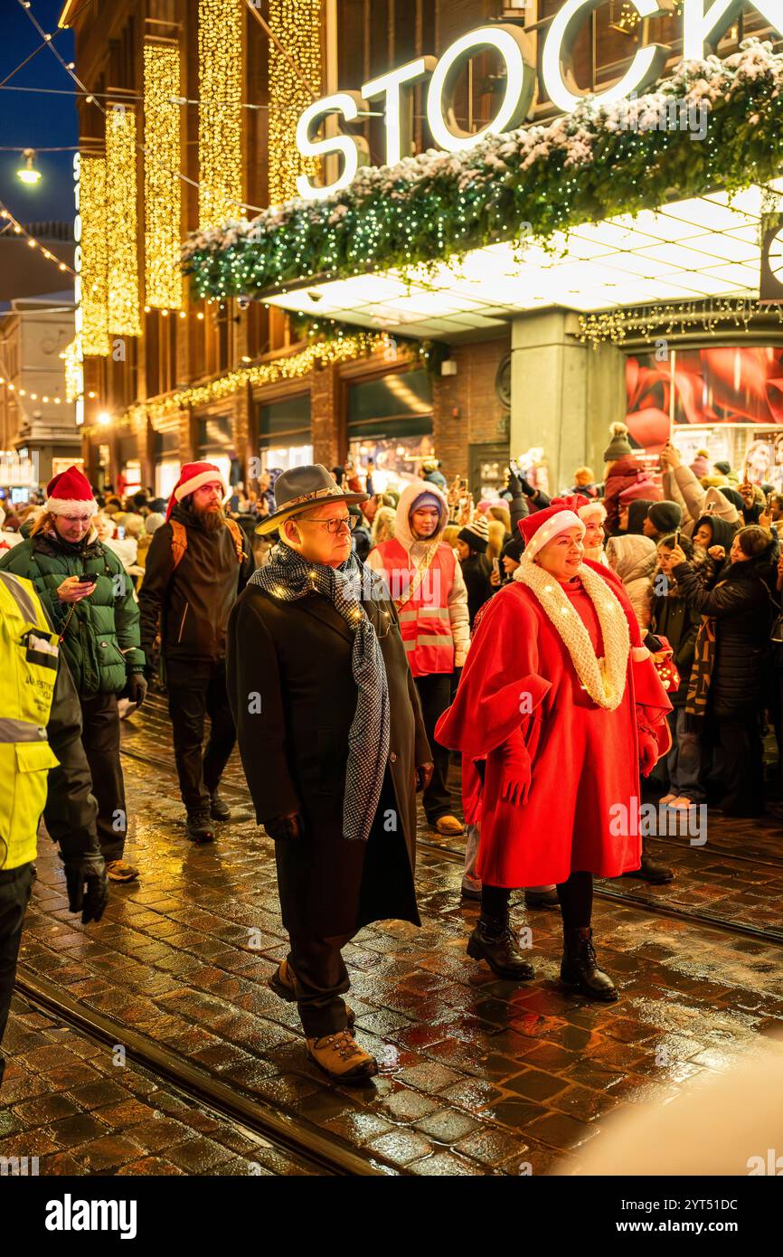 Bürgermeister von Helsinki bei der Weihnachtszeremonie in der Aleksanterinkatu-Straße Stockfoto