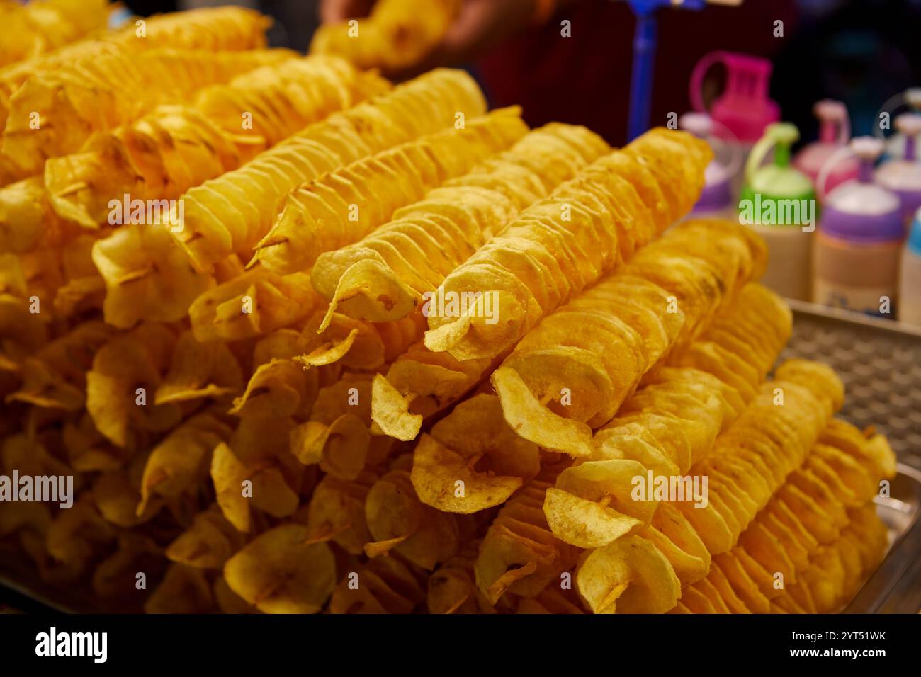 Gruppe von verdrehten frittierten Kartoffelchips auf dem Straßenmarkt Stockfoto
