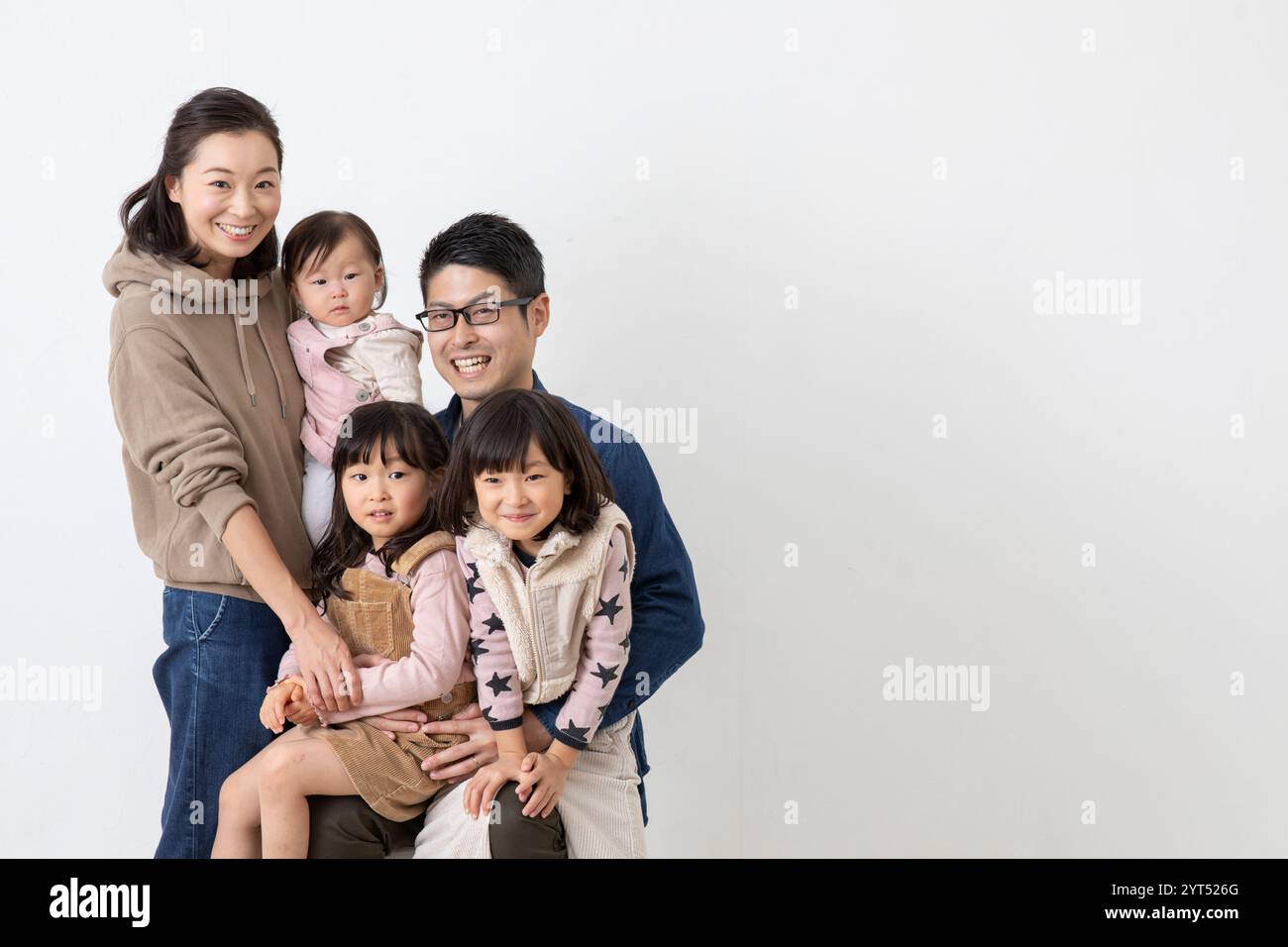 Lächelnde fünfköpfige Familie Stockfoto