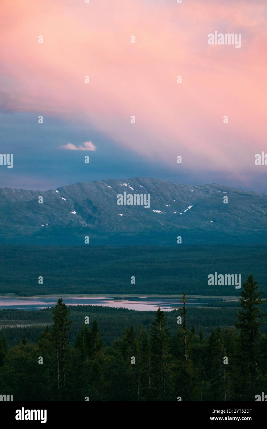 Schwedischer Berg im rosa Sonnenuntergangslicht Stockfoto