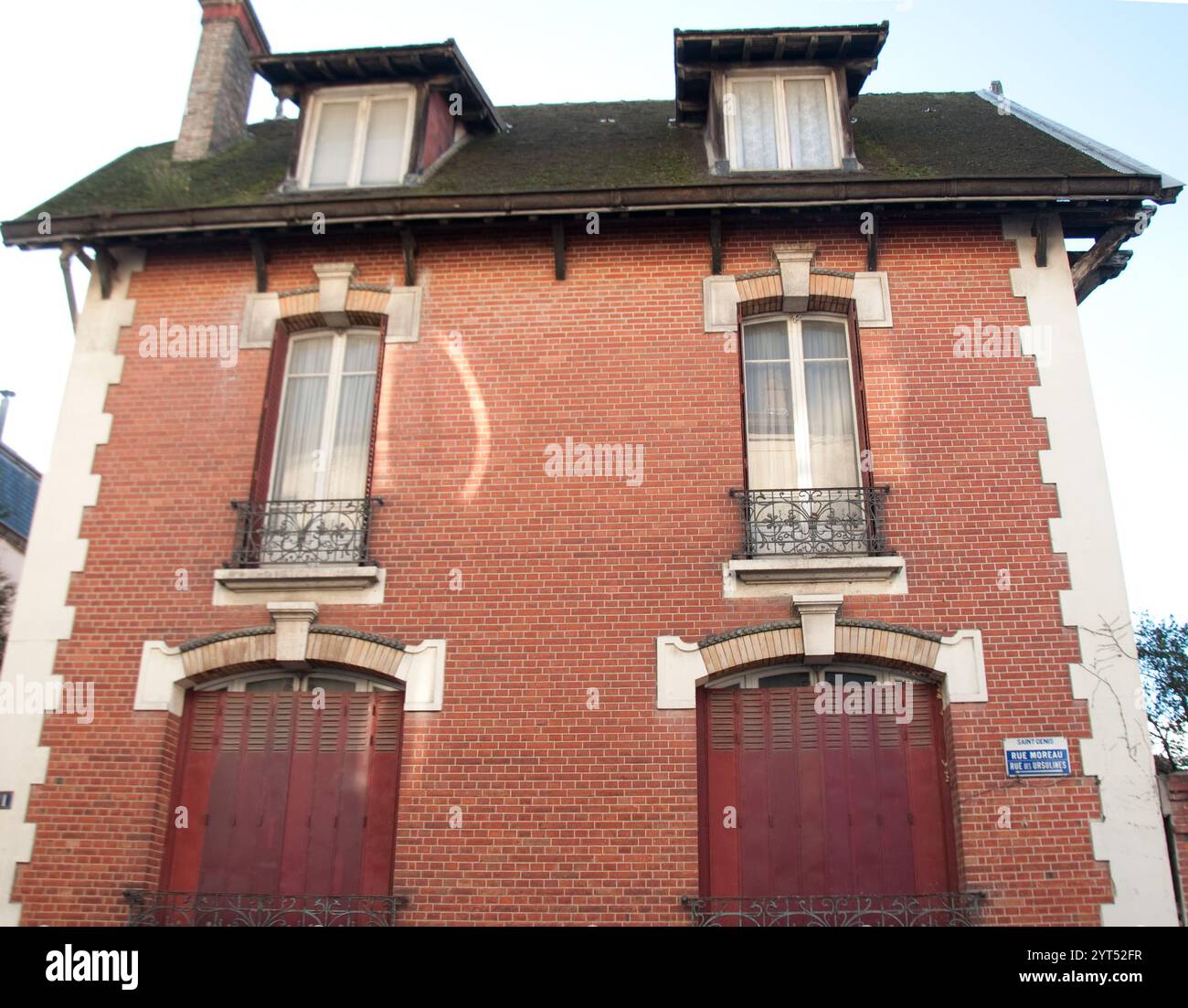 Traditionelles Haus mit roten Fensterläden, St. Denis, Paris, Frankreich. Stockfoto