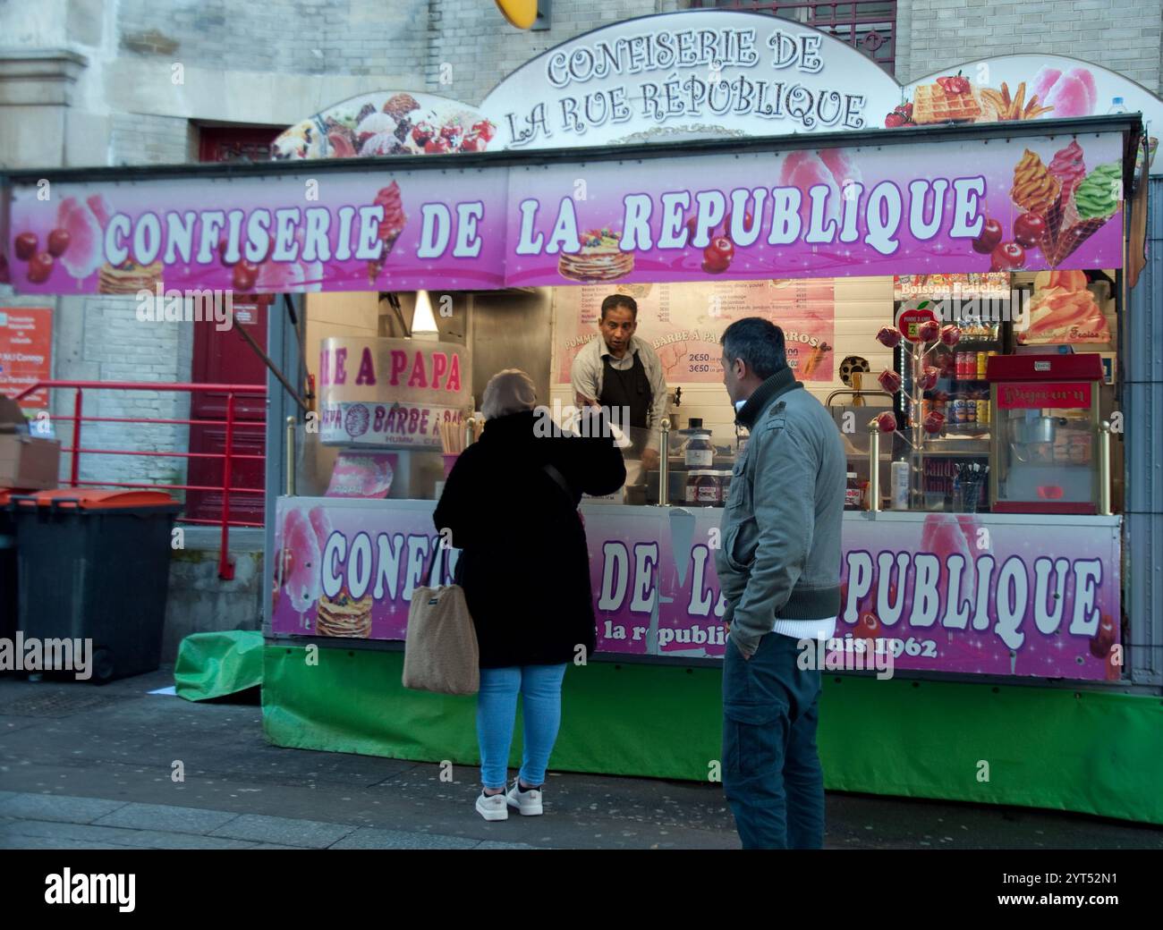 Confiserie de la Rue Republique, St Denis, Paris, Frankreich - im Freien, Süßwarenstand mit Crepes, Eis usw. Stockfoto