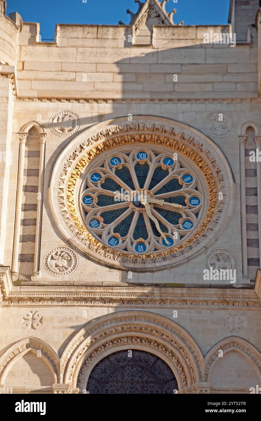 Uhr und Buntglas, Rosenfenster, Basilika-Kathedrale St. Denis, St. Denis, Paris, Frankreich - wunderschön farbiges Buntglas, das viel gibt Stockfoto