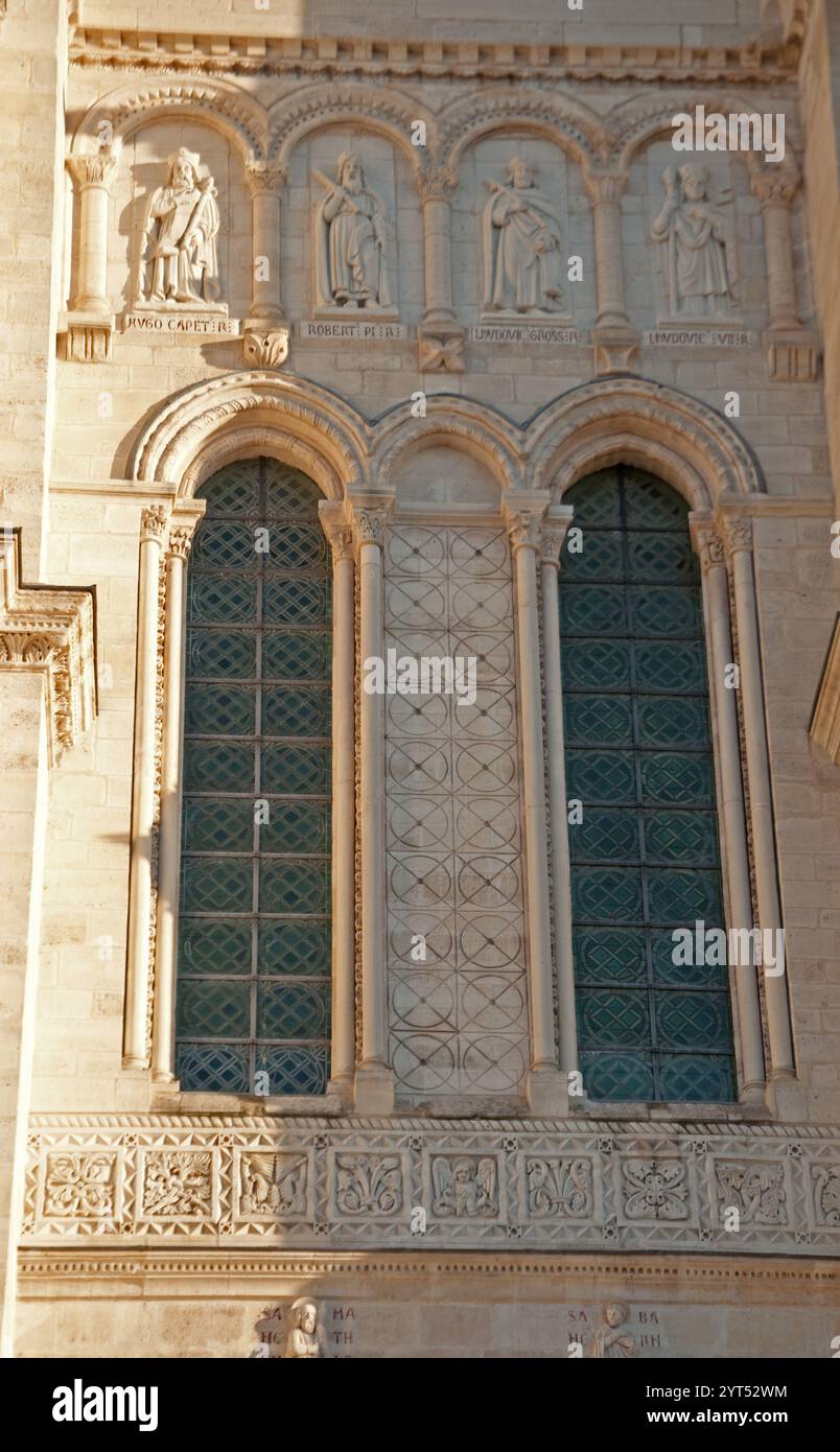 Die Basilika Saint-Denis (französisch: Basilique royale de Saint-Denis, heute als Basilique-cathédrale de Saint-Denis bekannt) ist eine große ehemalige Stockfoto
