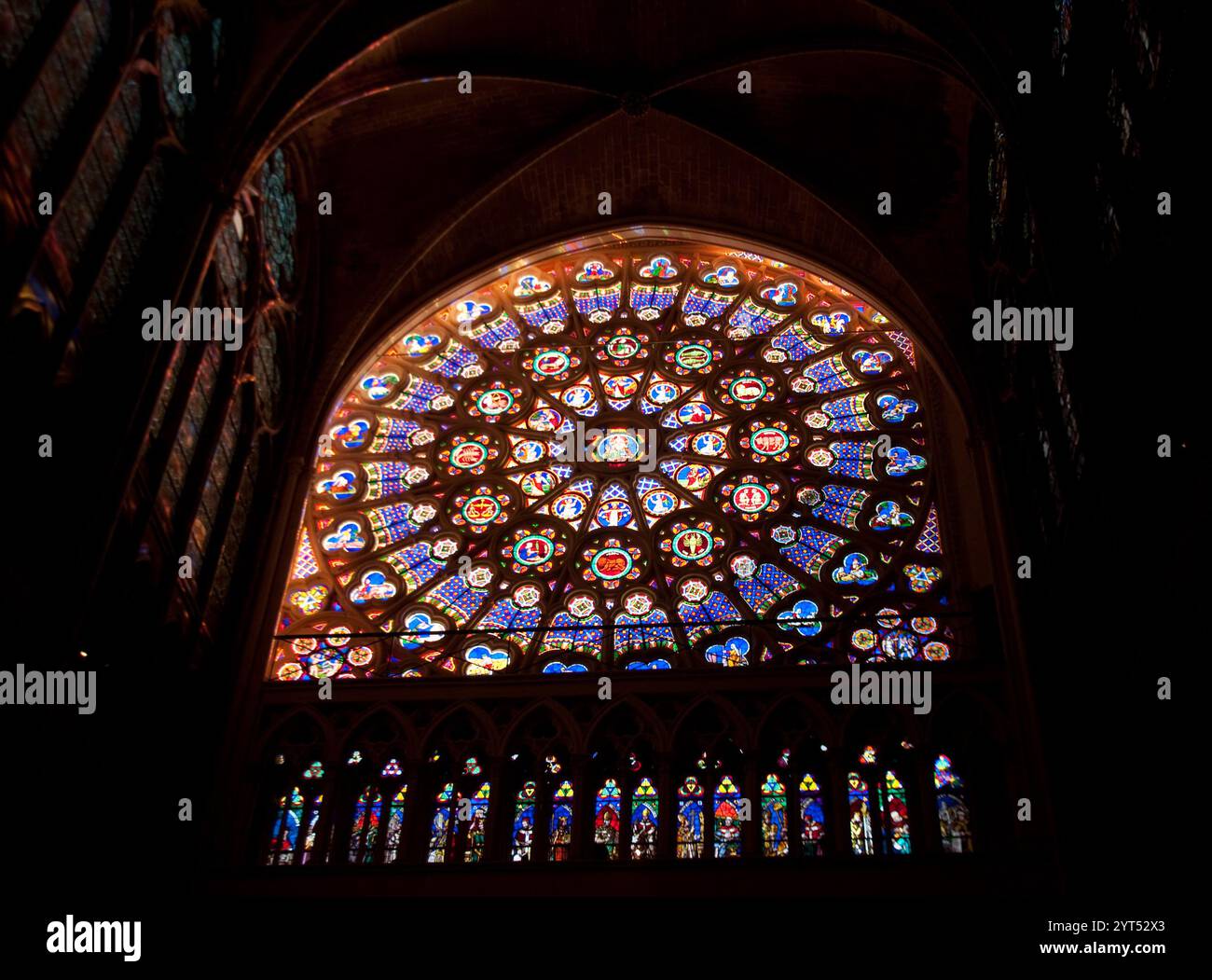 Buntglas, Rosenfenster, Basilika-Kathedrale St. Denis, St. Denis, Paris, Frankreich - wunderschön farbiges Buntglas, Stockfoto