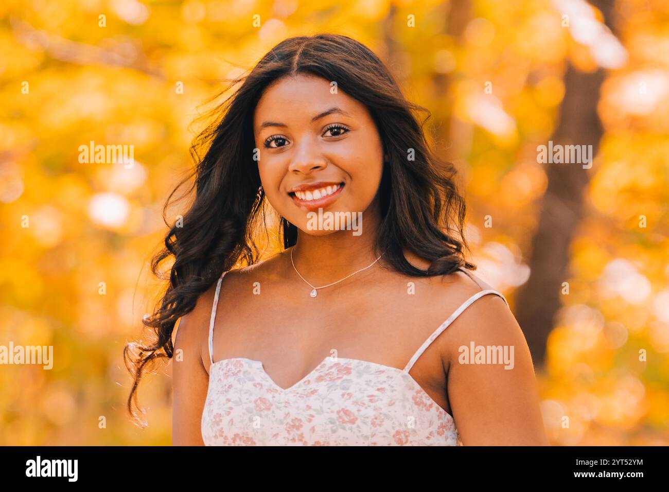 Nahaufnahme eines Models mit im Wind wehenden Haaren Stockfoto