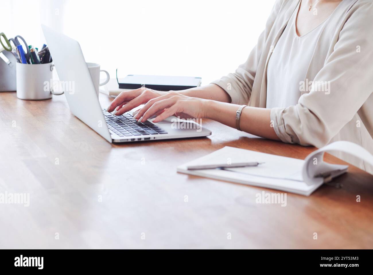 Computer und Frauenhand Stockfoto