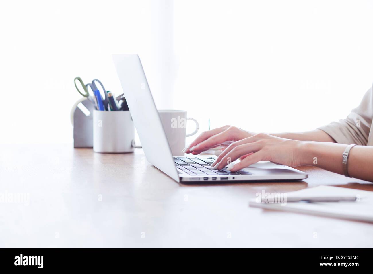 Computer und Frauenhand Stockfoto