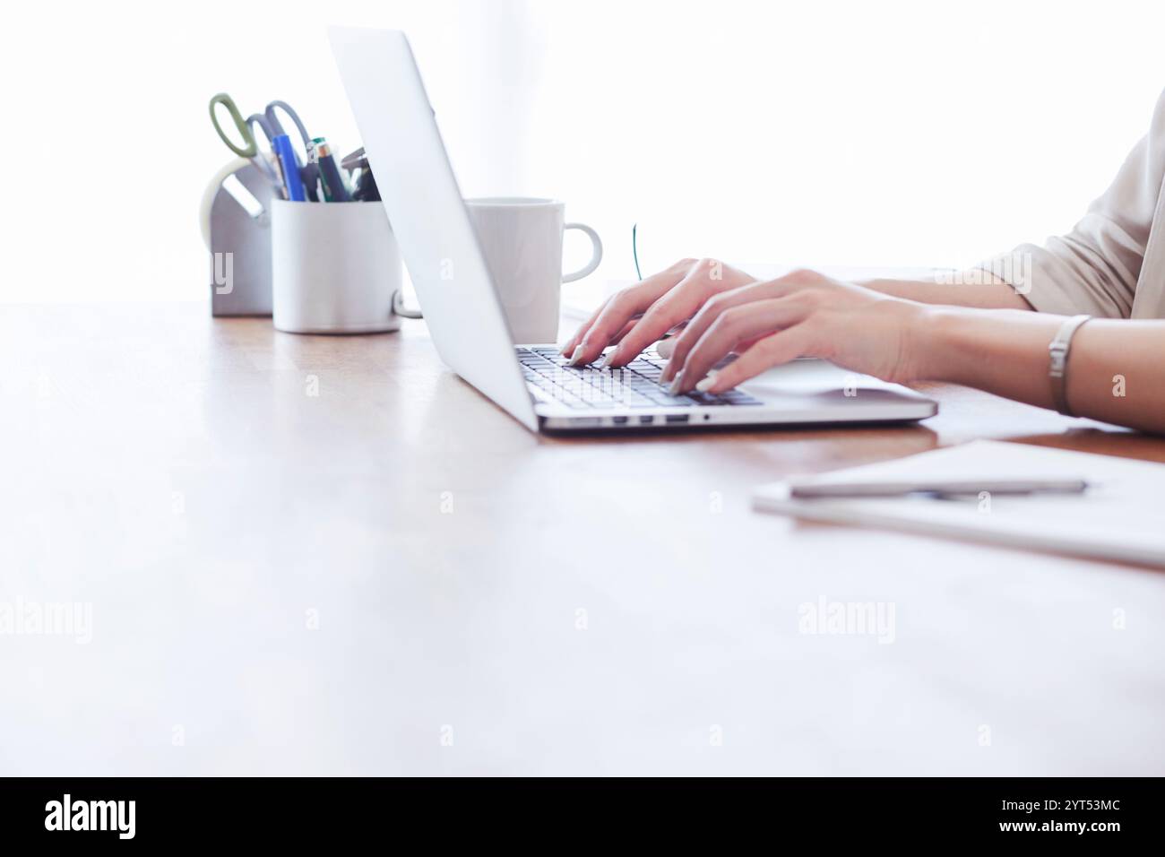 Computer und Frauenhand Stockfoto