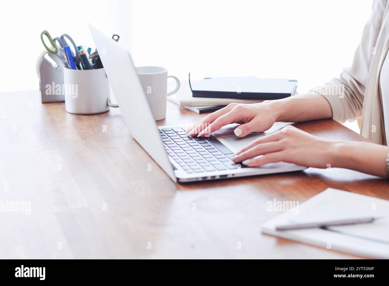 Computer und Frauenhand Stockfoto