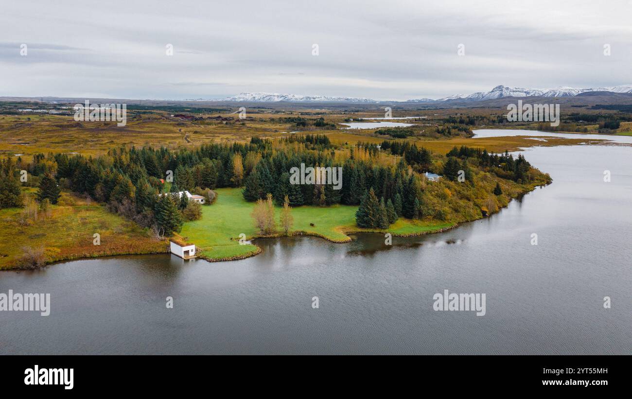 Malerischer Blick auf eine Landschaft am See Stockfoto