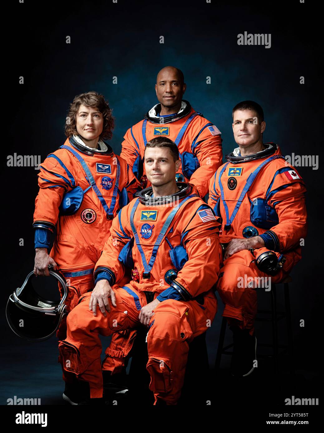 Mitglieder der ARTEMIS II-Mission (von links nach rechts): Christina Hammock Koch, Missionsspezialistin; Reid Wiseman (sitzen), Kommandant; Victor Glover, Pilot und Jeremy Hansen, Missionsspezialist. Fotografiert am 3. April 2023, bevor eine 10-tägige Mission um den Mond auf Artemis II geplant ist, die im April 2026 stattfinden soll. Stockfoto