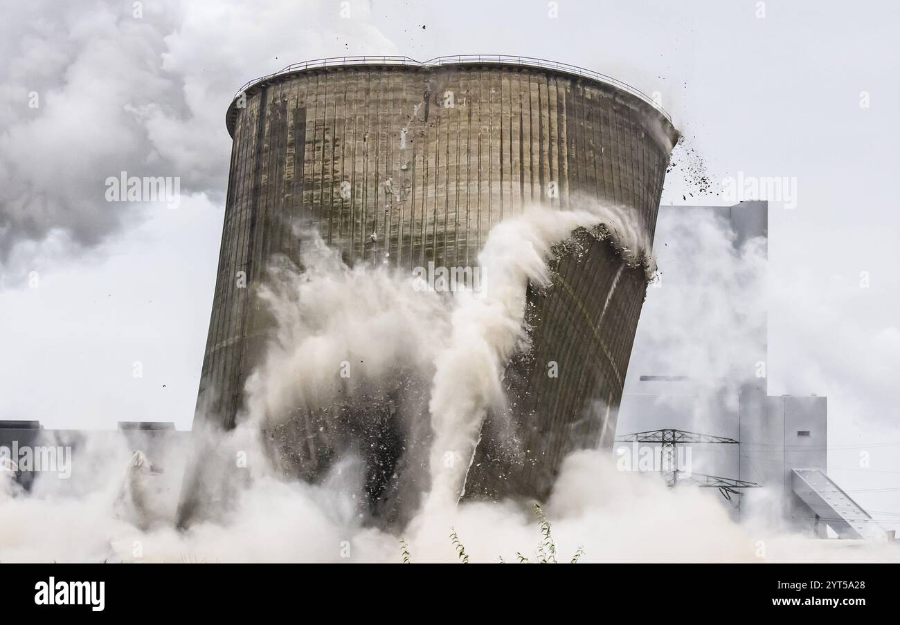 Boxberg, Deutschland. Dezember 2024. Ein seit 1996 stillgelegter Kühlturm des Kraftwerks Boxberg II stürzt nach der Explosion ein. Die Kühltürme standen jahrzehntelang für den Betrieb des Kraftwerks und haben die Region optisch geprägt. Das Kraftwerk Boxberg wird von der Lausitz Energie Kraftwerke AG (LEAG) betrieben. Robert Michael/dpa/Alamy Live News Stockfoto