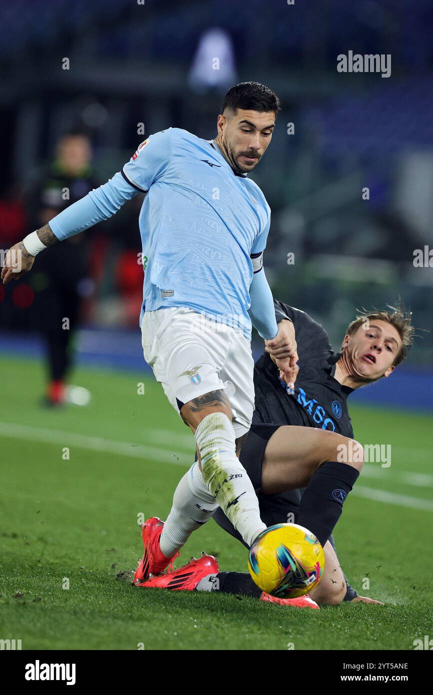 Rom, Italien. 2024. Mattia Zaccagni aus Laziovies für den Ball mit Alessio Zerbin aus Neapel während des italienischen Pokals, Coppa Italia, Achtelfinale Stockfoto