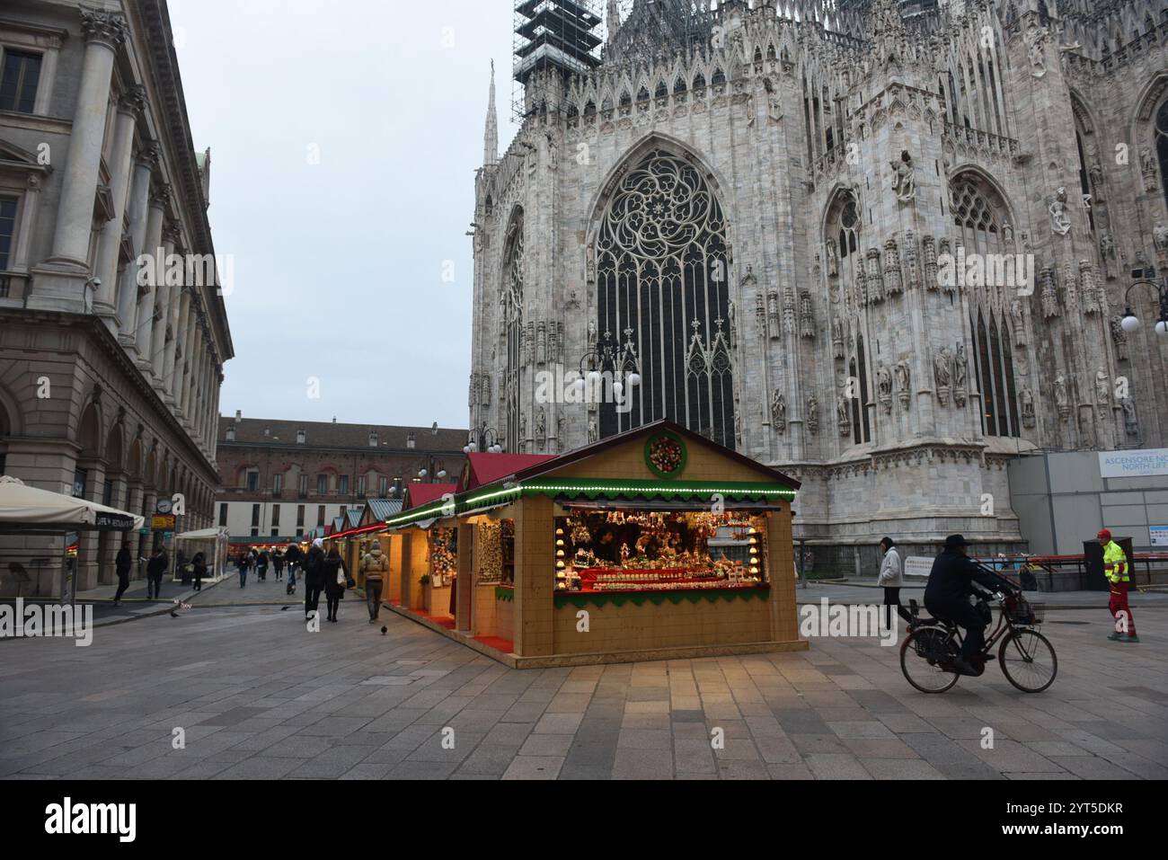 Mailand, Italien. Dezember 2024. Blick auf den Weihnachtsmarkt neben der Kathedrale des DUOMO (Foto: © Ervin Shulku/ZUMA Press Wire/Alamy Live News) NUR ZUR REDAKTIONELLEN VERWENDUNG! Nicht für kommerzielle ZWECKE! Stockfoto