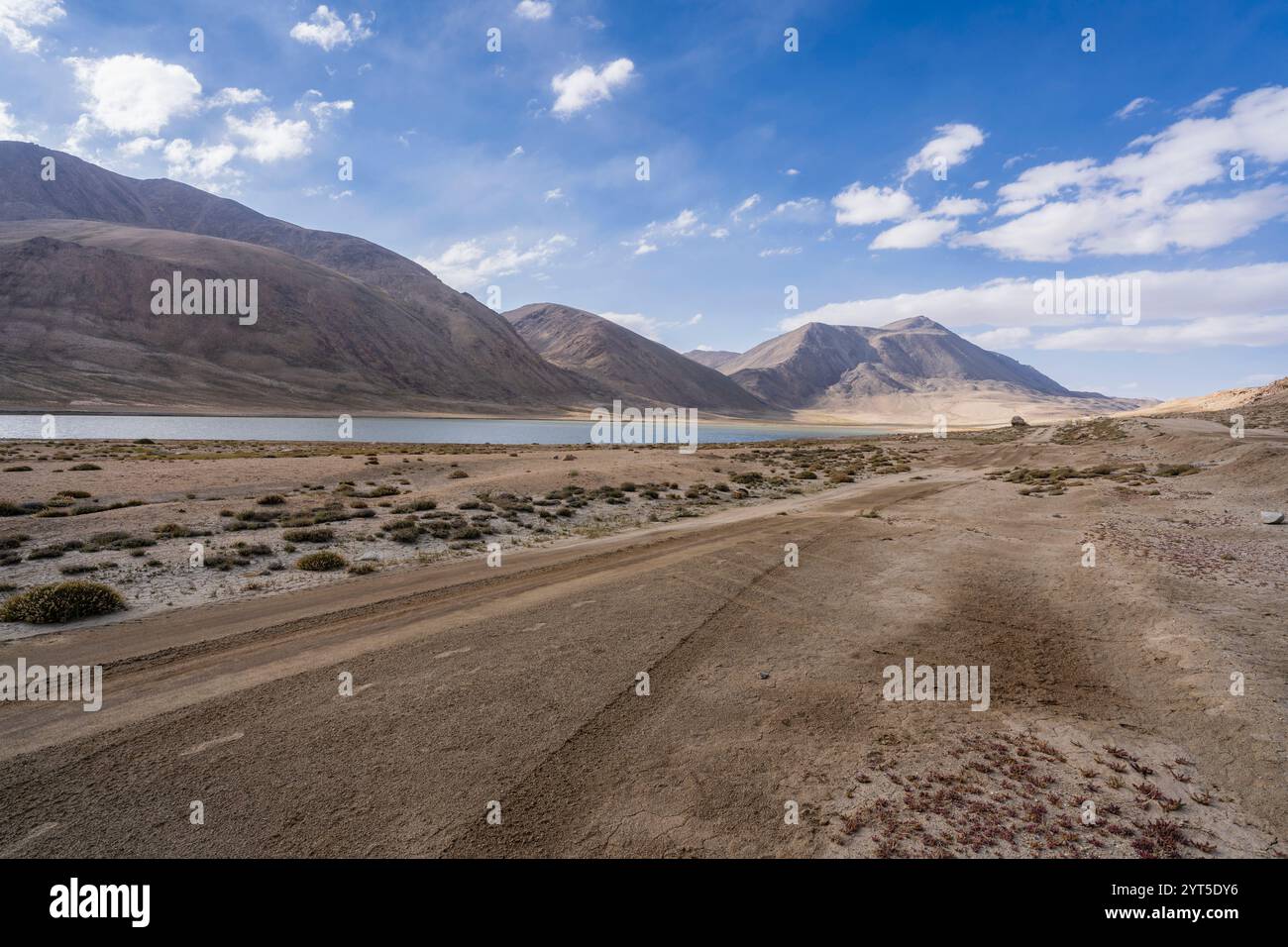 Malerische Berglandschaft Blick auf den Khargush Pass in hoher Höhe im Sommer, Gorno-Badakhshan, Tadschikistan Pamir Stockfoto
