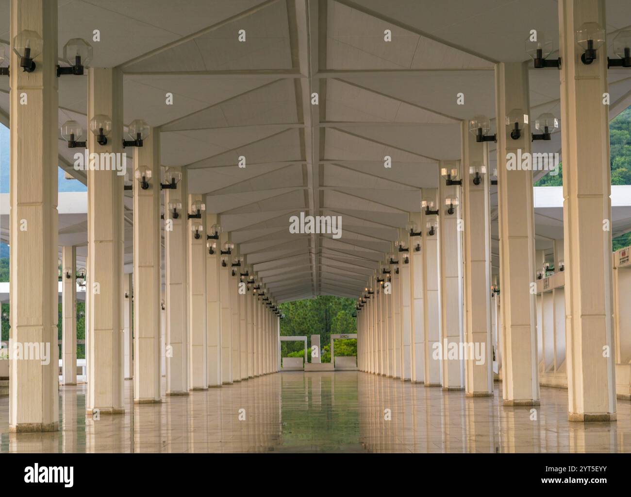 Symmetrie in der Faisal-Moschee, einem ikonischen Meisterwerk Stockfoto