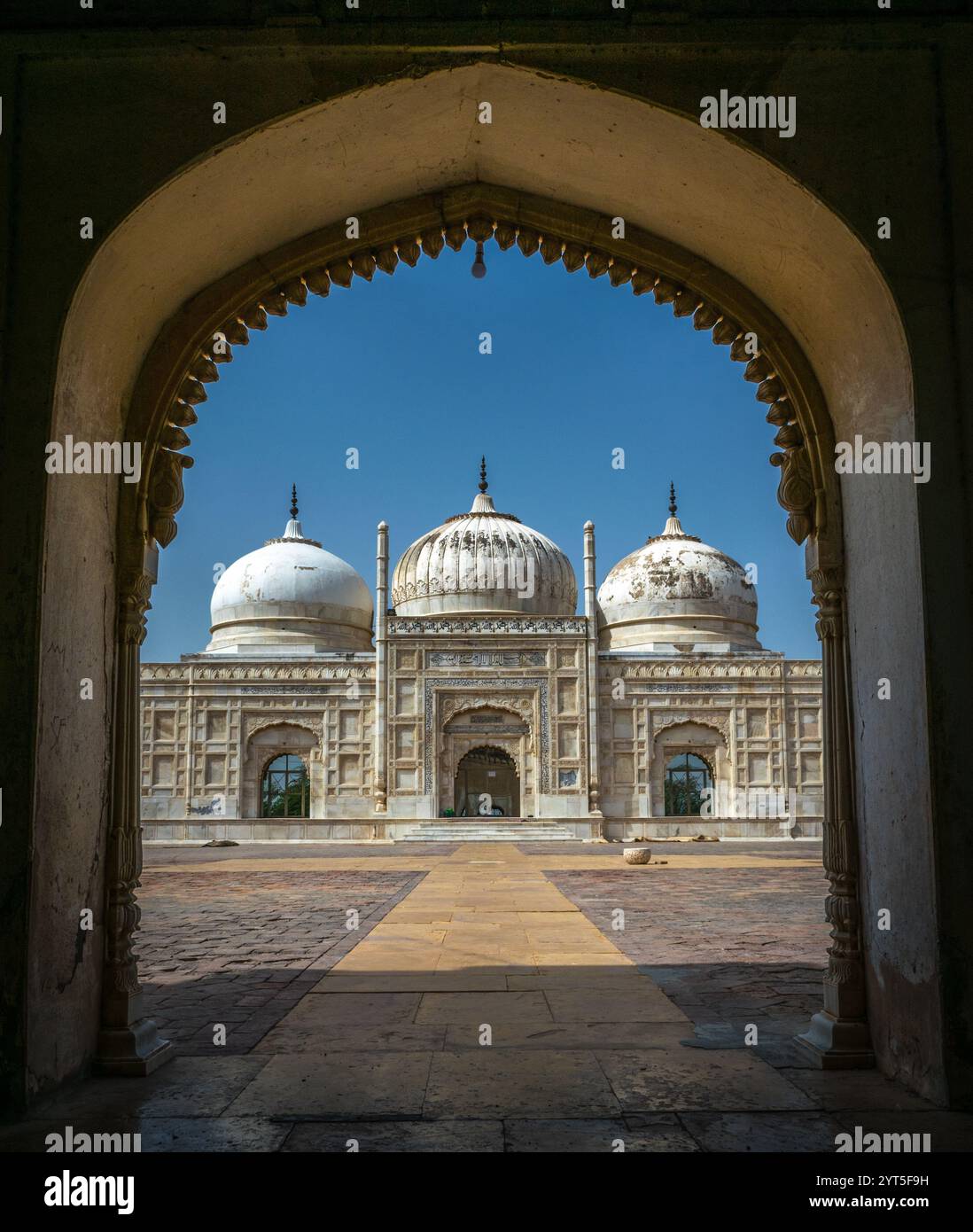 Abbasi Moschee: Majestätische islamische Architektur inmitten der Cholistan Wüste Stockfoto