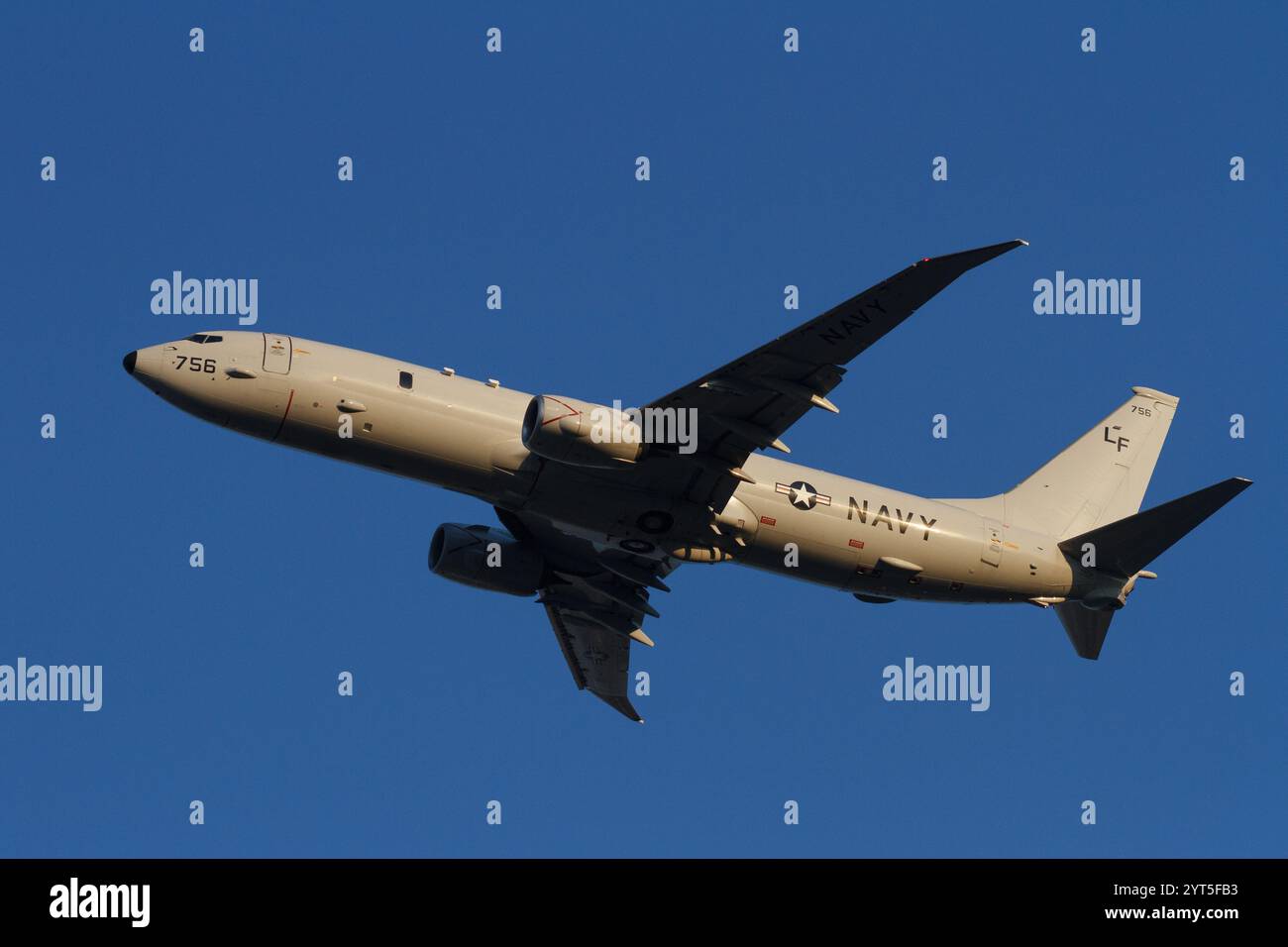 Eine Boeing P8A Poseidon mit der US Navy Patrol Squadron 16 (VP-16), die in der Nähe des NAF Atsugi Airbase flog. Kanagawa, Japan. Stockfoto