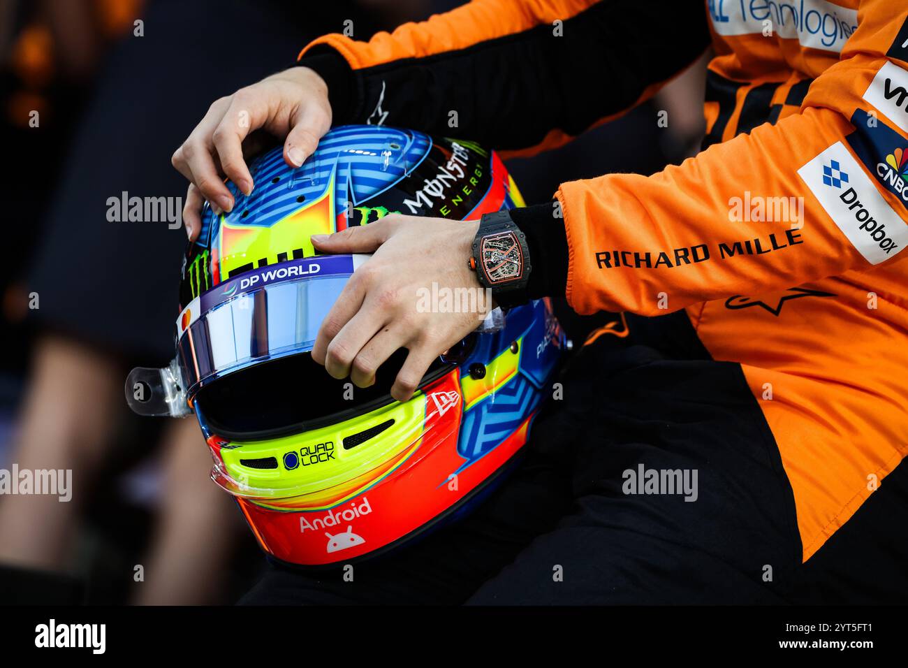 Abu Dhabi, VAE. Dezember 2024. PIASTRI Oscar (aus), McLaren F1 Team MCL38, Richard Mille Uhr und Bell Helm, während des Formel 1 Etihad Airways Abu Dhabi Grand Prix 2024, 24. Runde der Formel 1 Weltmeisterschaft 2024 vom 6. Bis 8. Dezember 2024 auf dem Yas Marina Circuit in Abu Dhabi, Vereinigte Arabische Emirate. Quelle: Unabhängige Fotoagentur/Alamy Live News Stockfoto