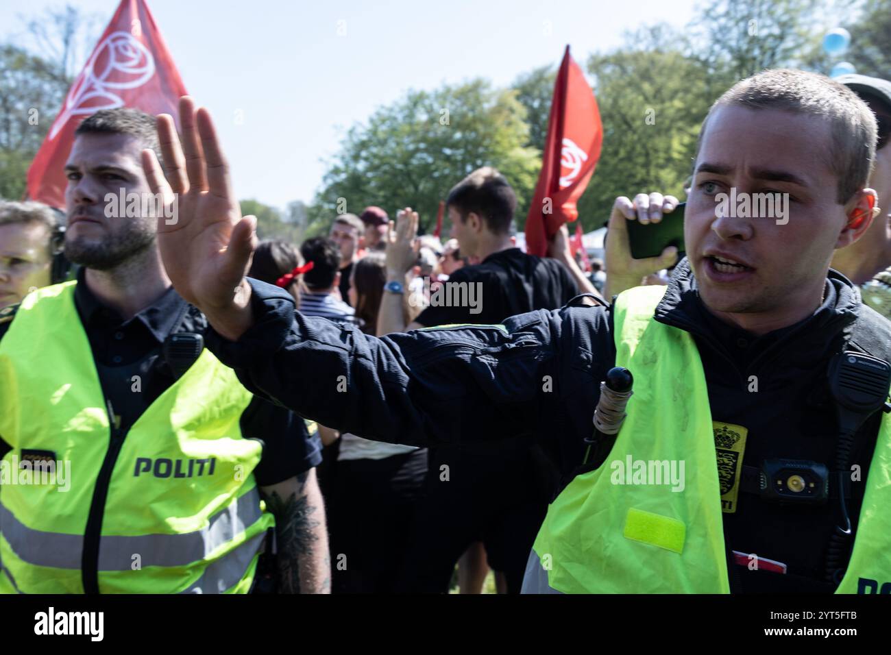 Kopenhagen, Dänemark. Mai 2024. Die Polizei wird während der Feier des Internationalen Kampfes der Arbeiter in Faelledparken gesehen. (Foto: Kristian Tuxen Ladegaard Berg/SOPA Images/SIPA USA) Credit: SIPA USA/Alamy Live News Stockfoto