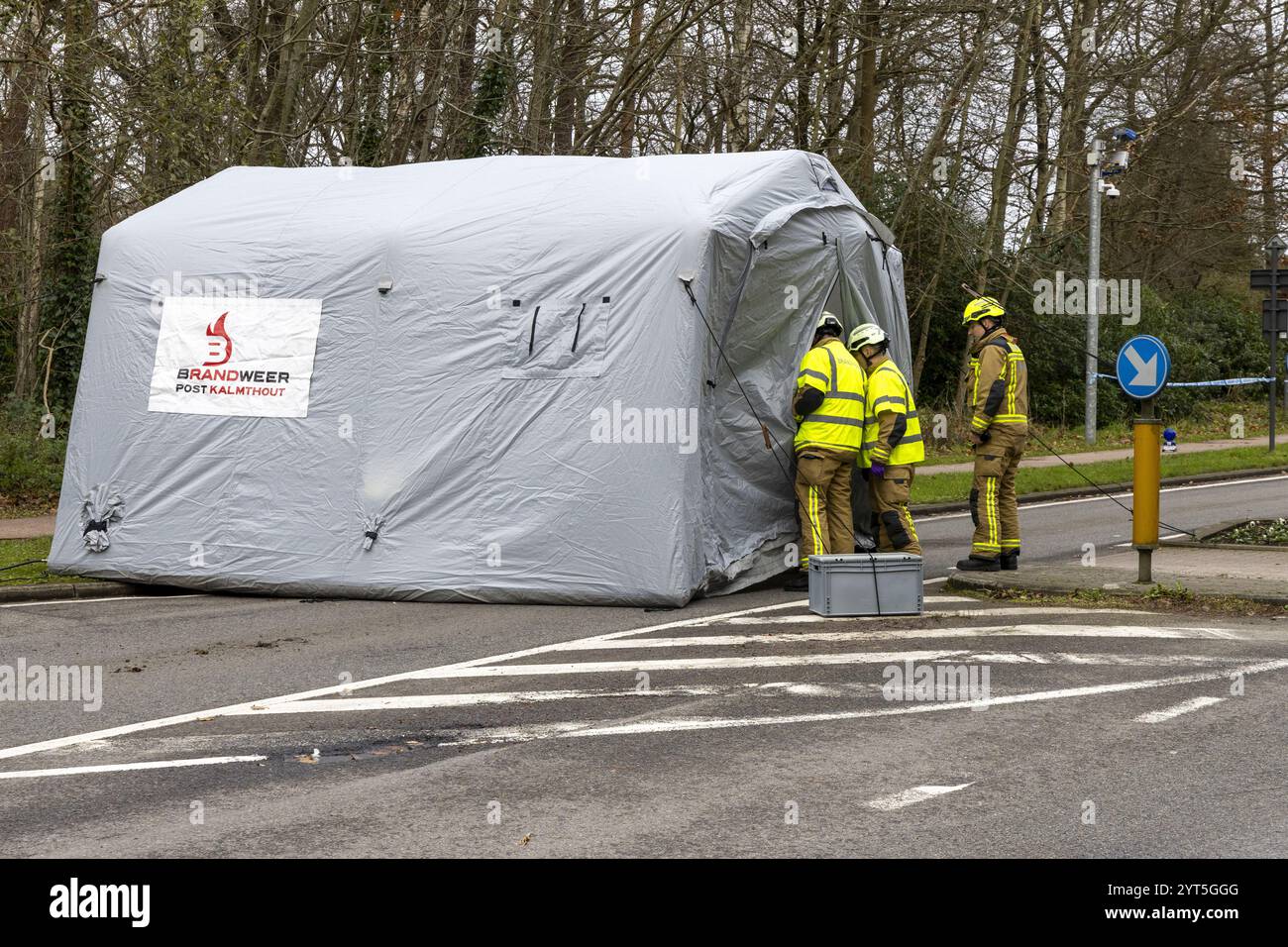 Kapellen, Belgien. Dezember 2024. Dieses Bild zeigt die Folgen eines Verkehrsunfalls in Kapellen am Freitag, den 6. Dezember 2024. Ein minderjähriges Mädchen starb bei einem Verkehrsunfall in Kapellen in der Provinz Antwerpen am Freitagmorgen. Sie wurde von einem Bus angefahren, als sie mit dem Fahrrad zur Schule fuhr. BELGA FOTO NICOLAS MAETERLINCK Credit: Belga News Agency/Alamy Live News Stockfoto