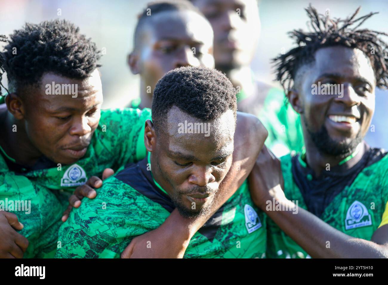 NAIROBI, KENIA – 4. DEZEMBER: GOR Mahia Christopher Ochieng feiert sein Tor gegen den FC Talanta während des Spiels der FKF Premier League Stockfoto